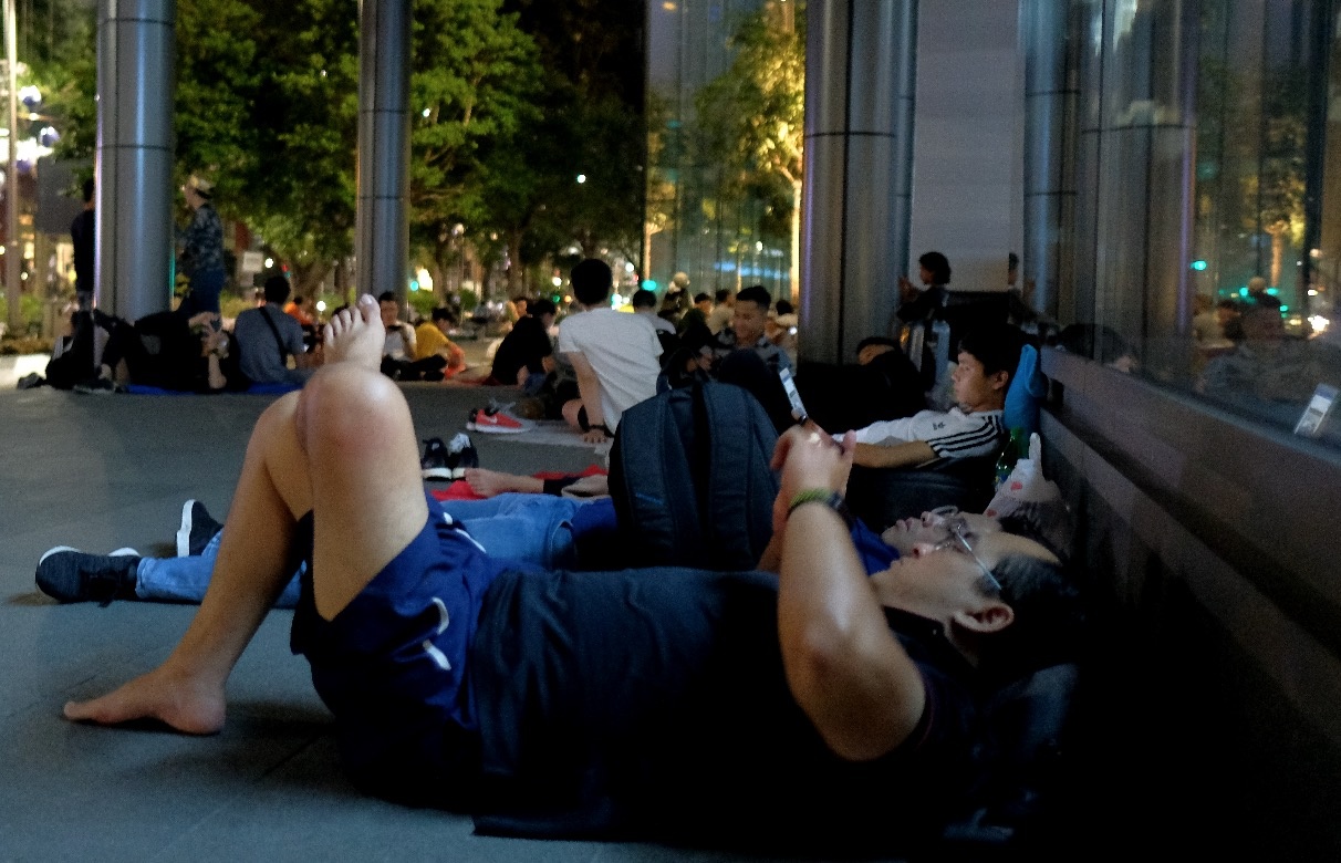 Nguoi Viet nam cho mua iPhone X trong dem o Singapore hinh anh