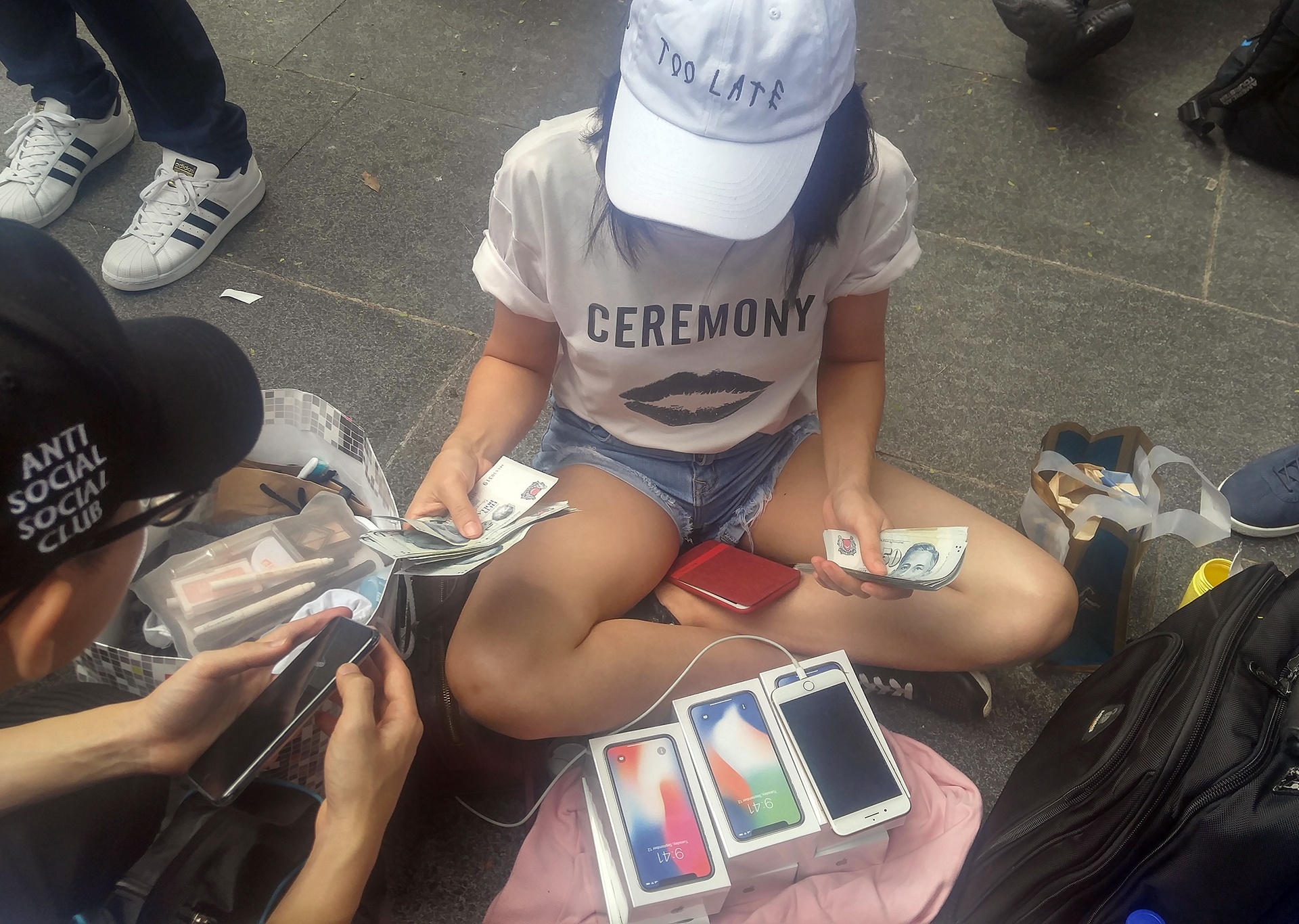 Nguoi Viet rao ban iPhone X tren via he o Singapore hinh anh