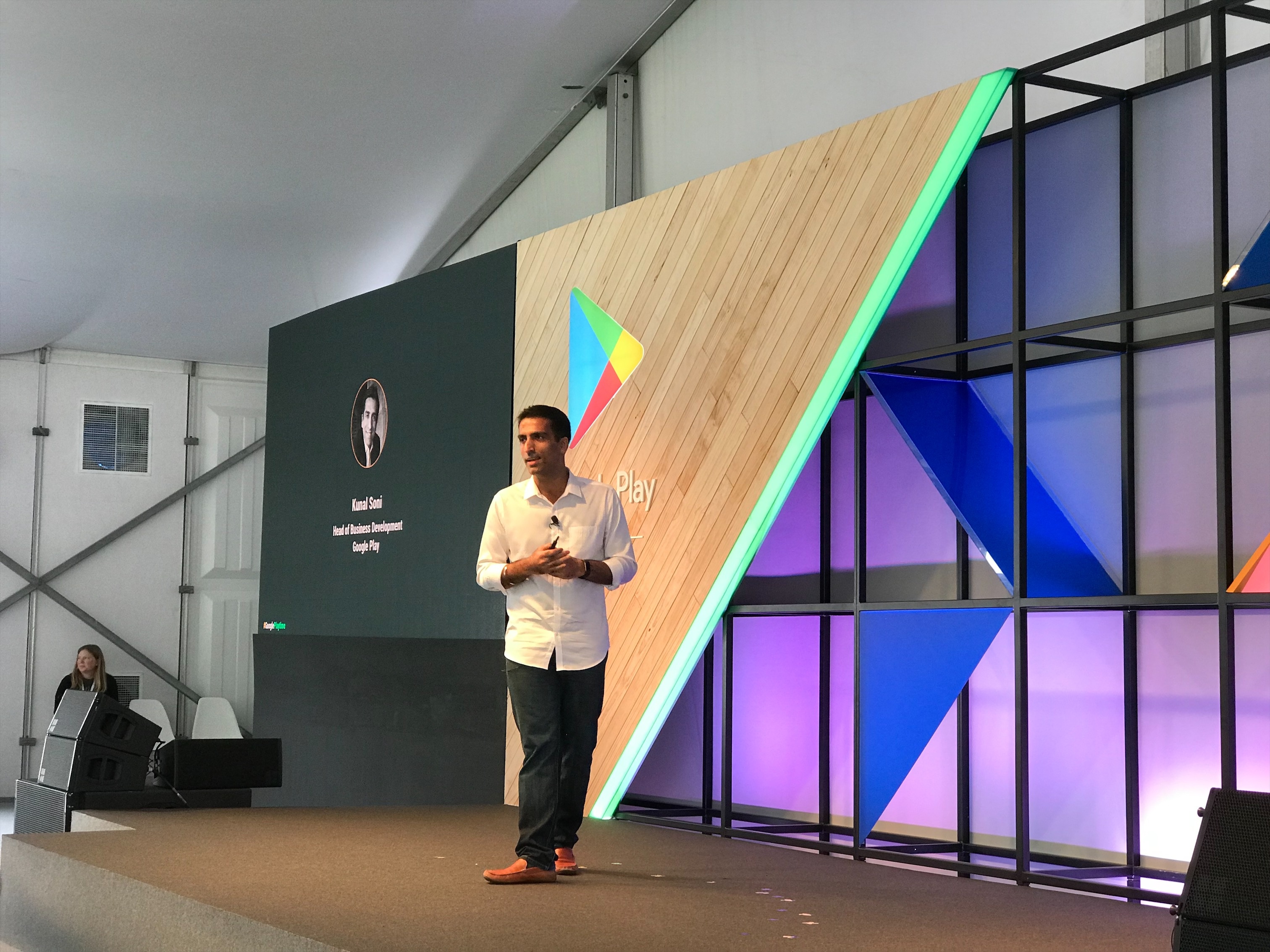 Nguyen Ha Dong voi dien mao moi anh 1