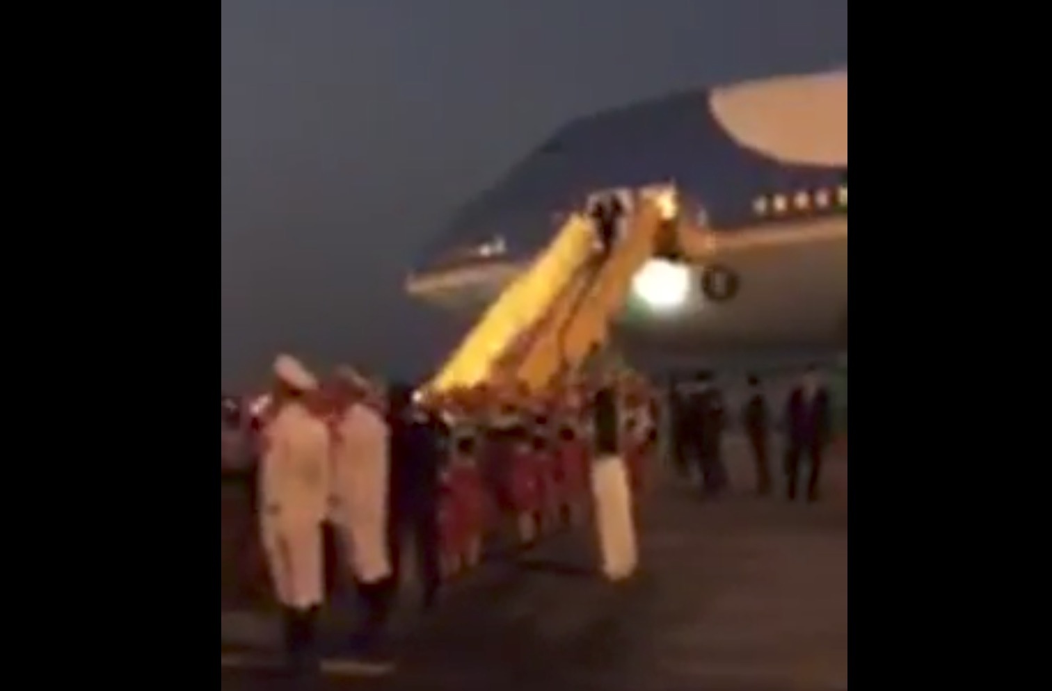 Video livestream canh Tong thong My den Ha Noi hinh anh