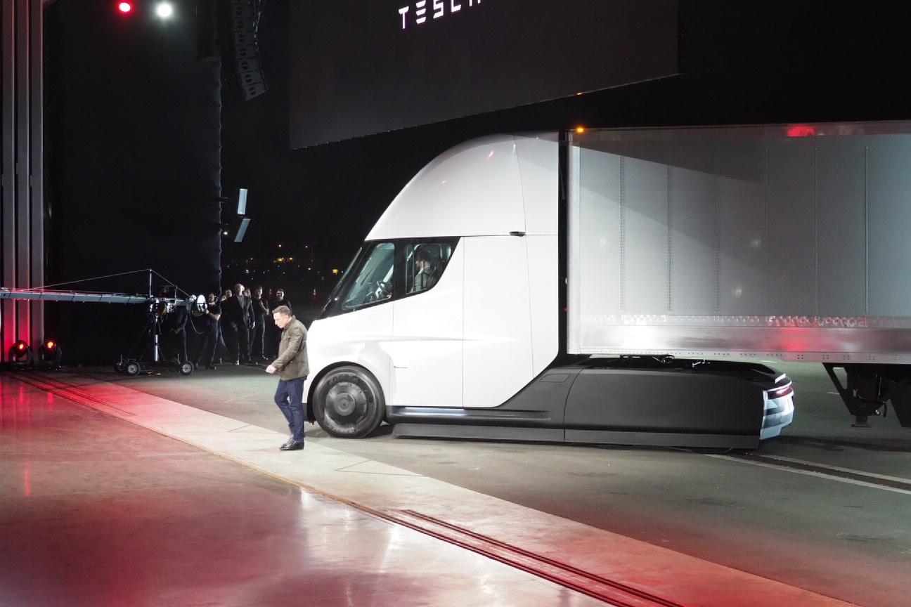 Tesla ra mắt xe tải điện ảnh 1 Tesla ra mat xe tai dien anh 1
