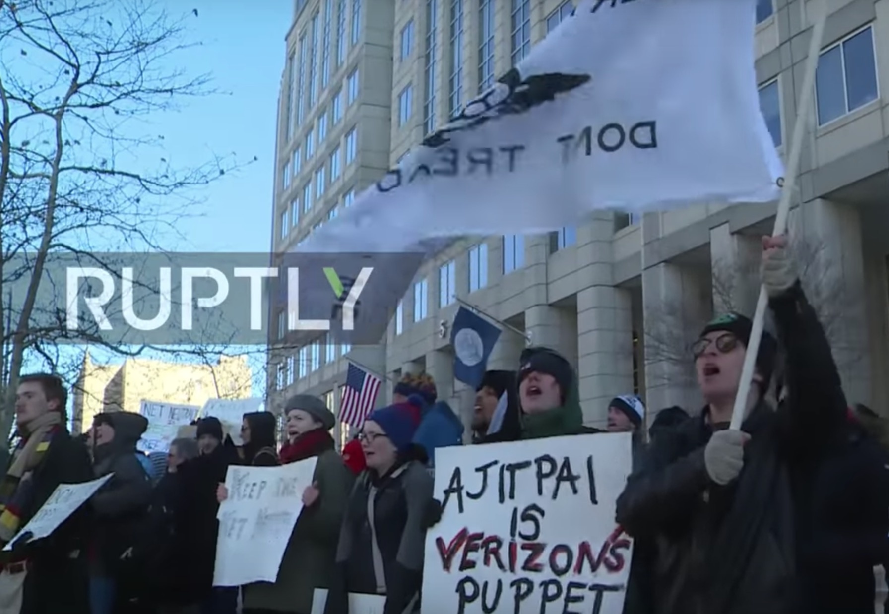 Bieu tinh ben ngoai toa nha cua FCC de bao ve Net Neutraity hinh anh