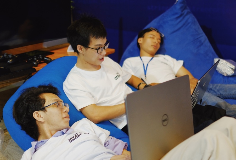 Thi sinh Zalo Hackathon 'code xuyen dem' de kip ve dich hinh anh