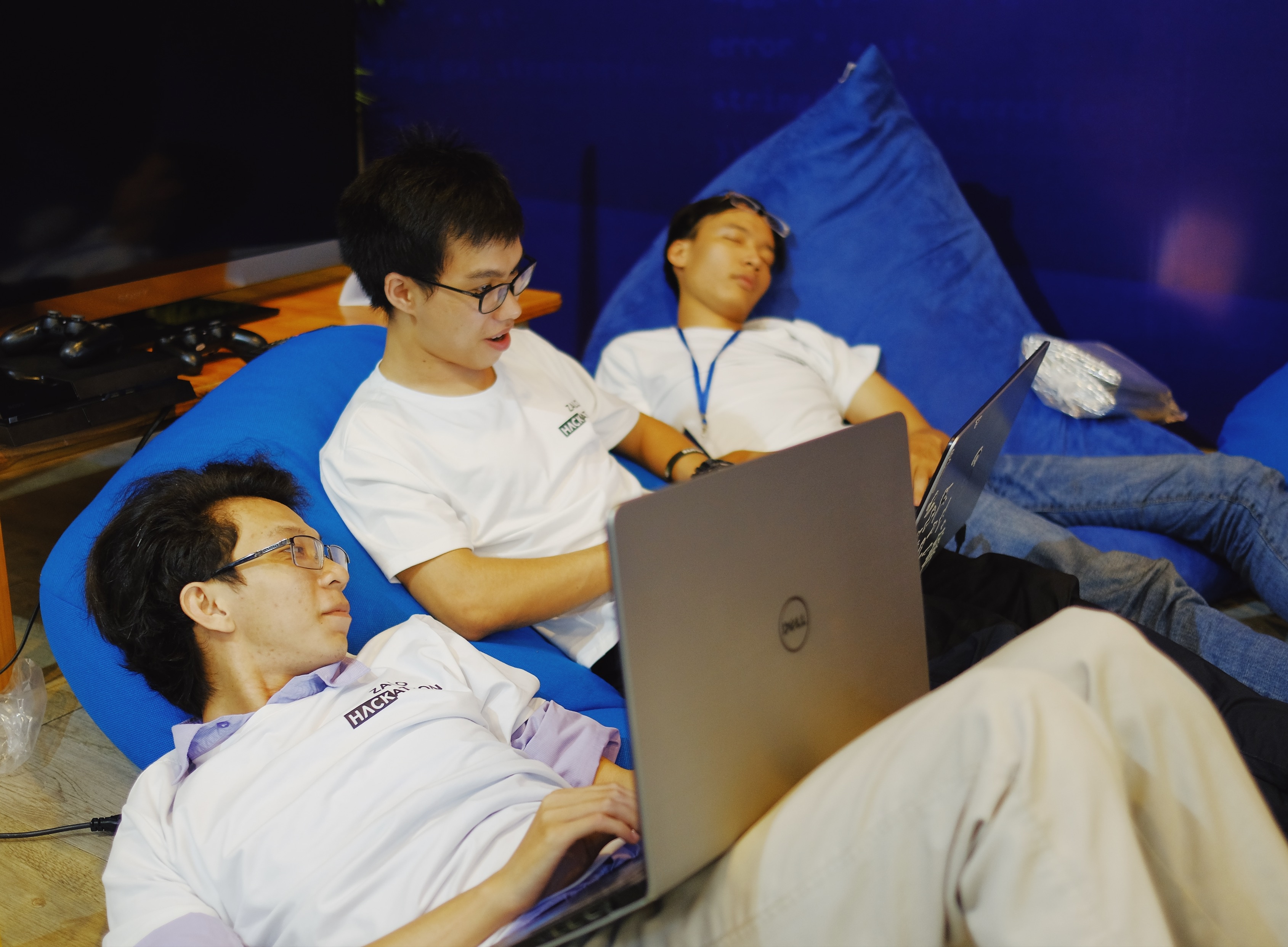 Zalo Hackathon code xuyen man dem anh 11
