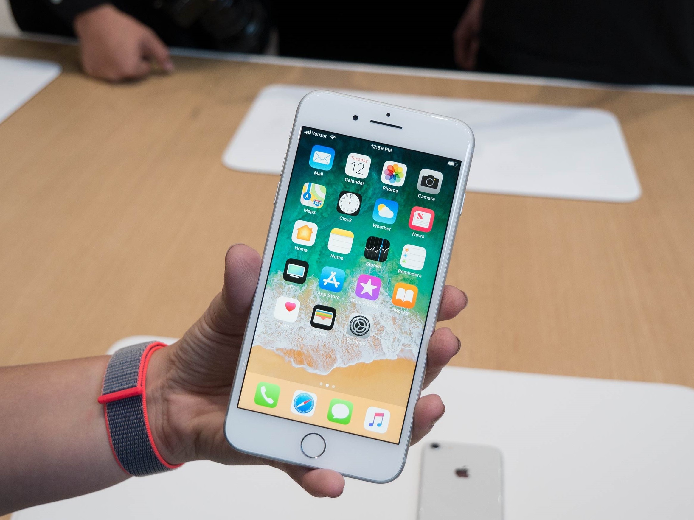 smartphone ban chay nhat cuoi 2017 anh 2