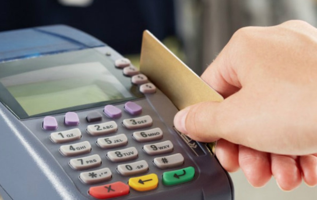 Nguoi Viet can bo thoi quen de nhan vien nha hang quet the 'ho' hinh anh