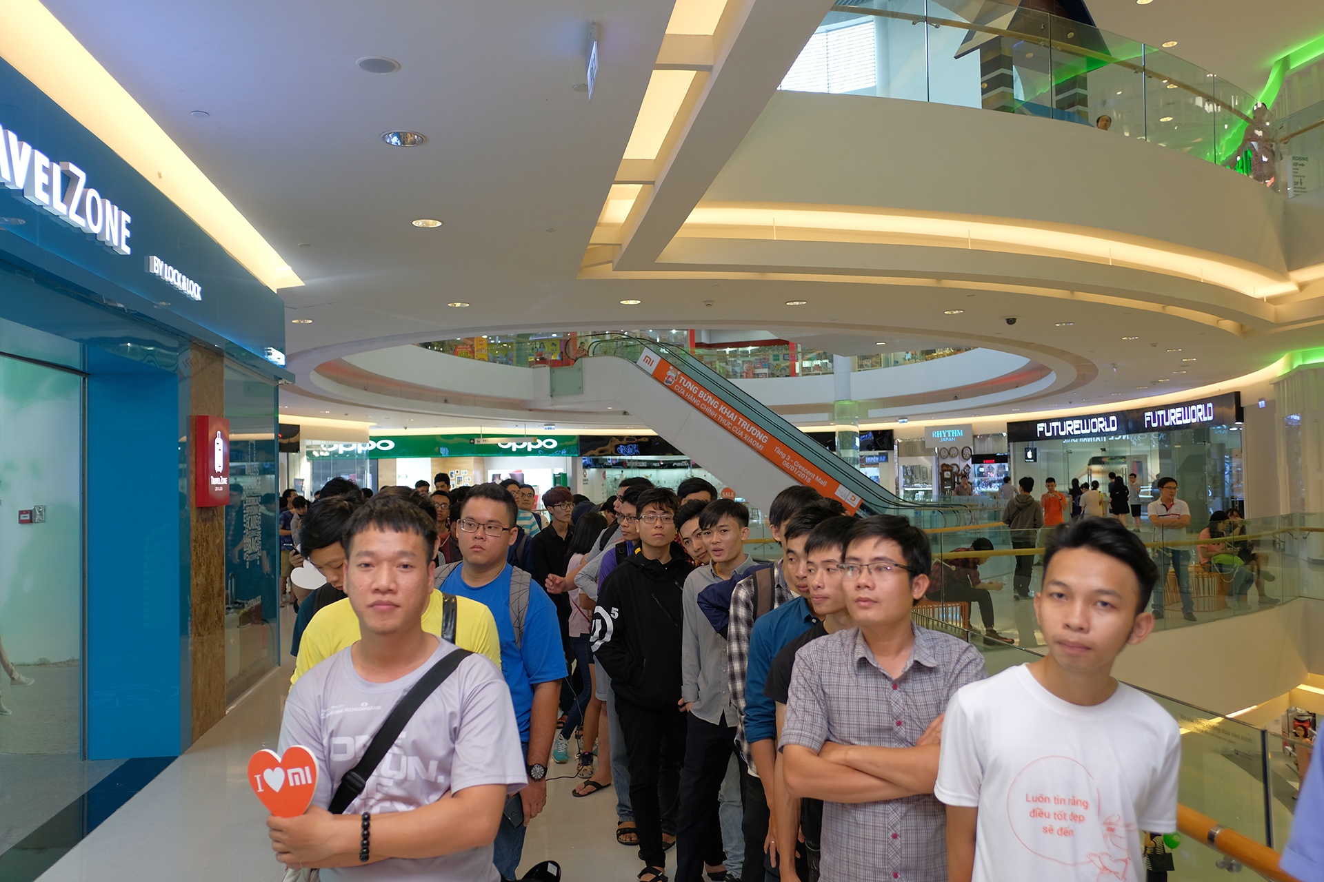 Xiaomi mo cua hang dau tien tai Viet Nam anh 2