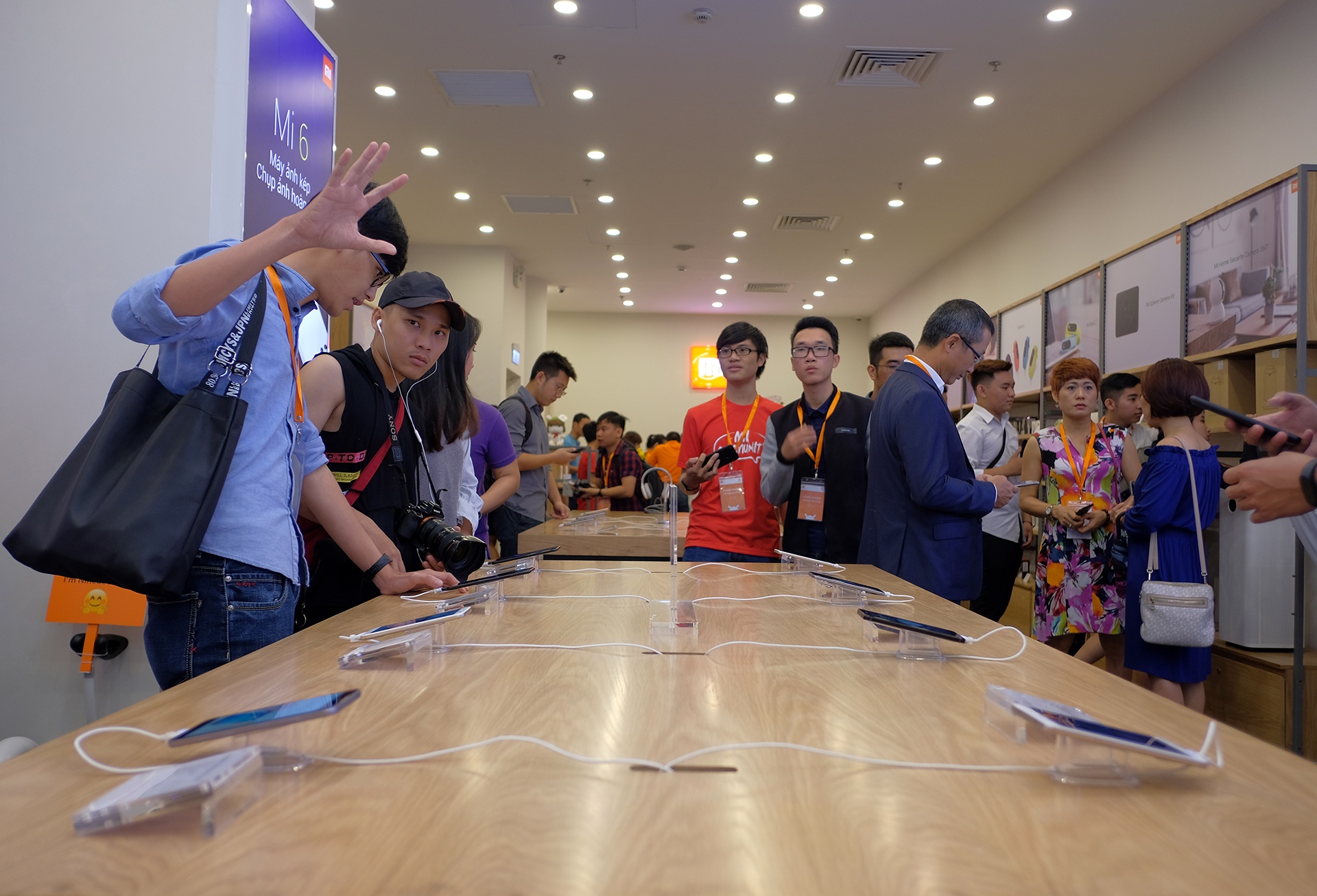 Xiaomi mo cua hang dau tien tai Viet Nam anh 3