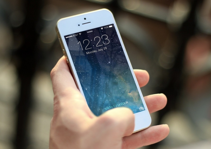 Luat su Viet Nam kien Apple vi lam cham iPhone cu hinh anh