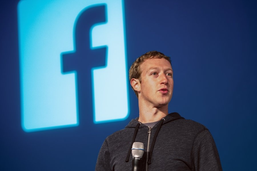 Mark Zuckerberg dang co cuu Facebook va chinh minh hinh anh