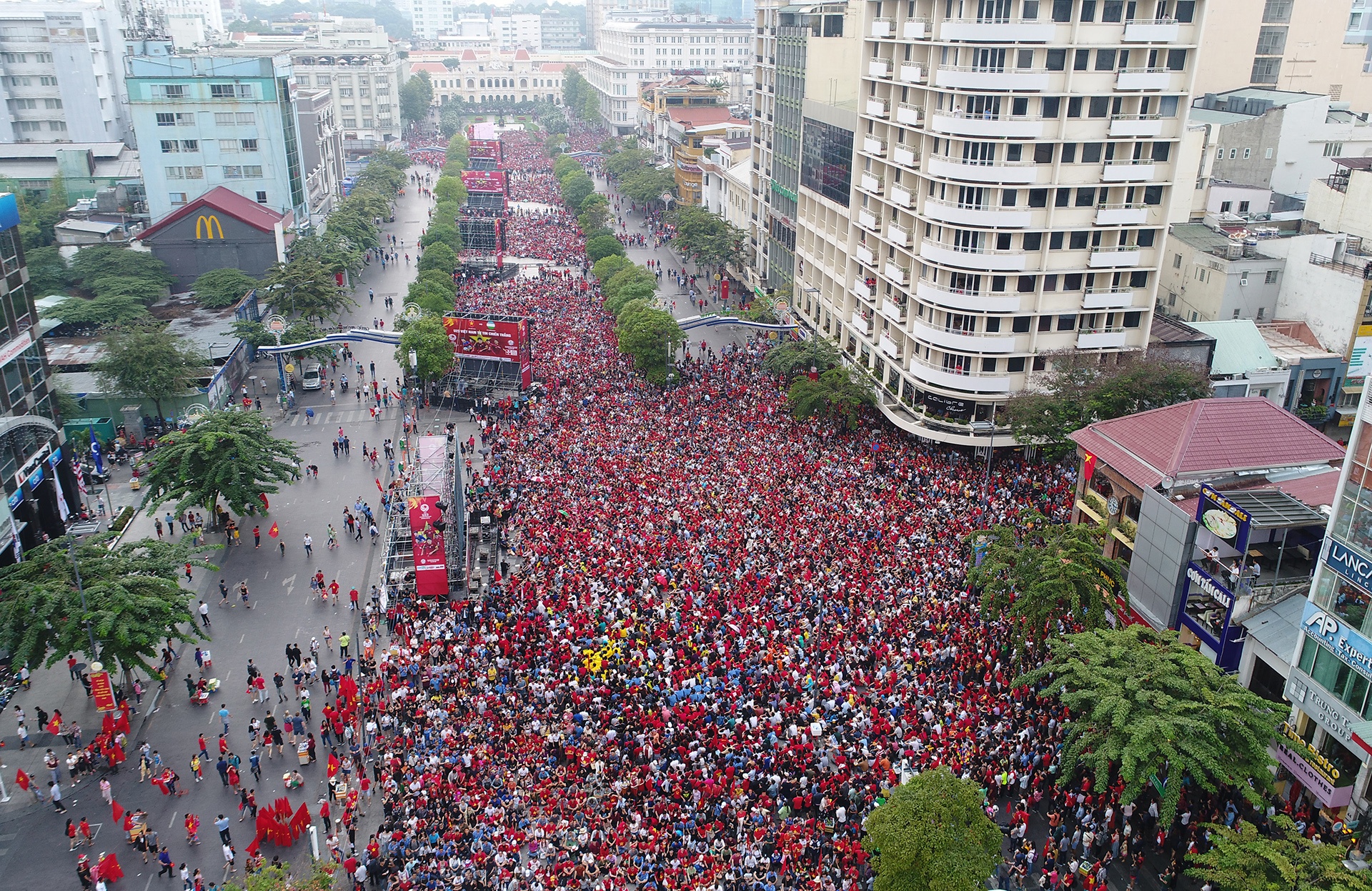 Xem U23 Viet Nam o pho di bo anh 4