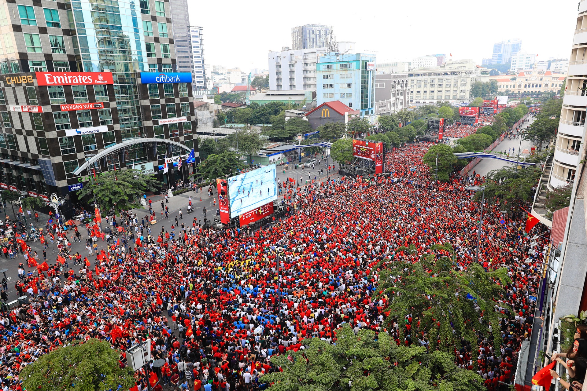 Canh pho di bo Nguyen Hue duoc 'nhuom do' chi trong 1 gio hinh anh