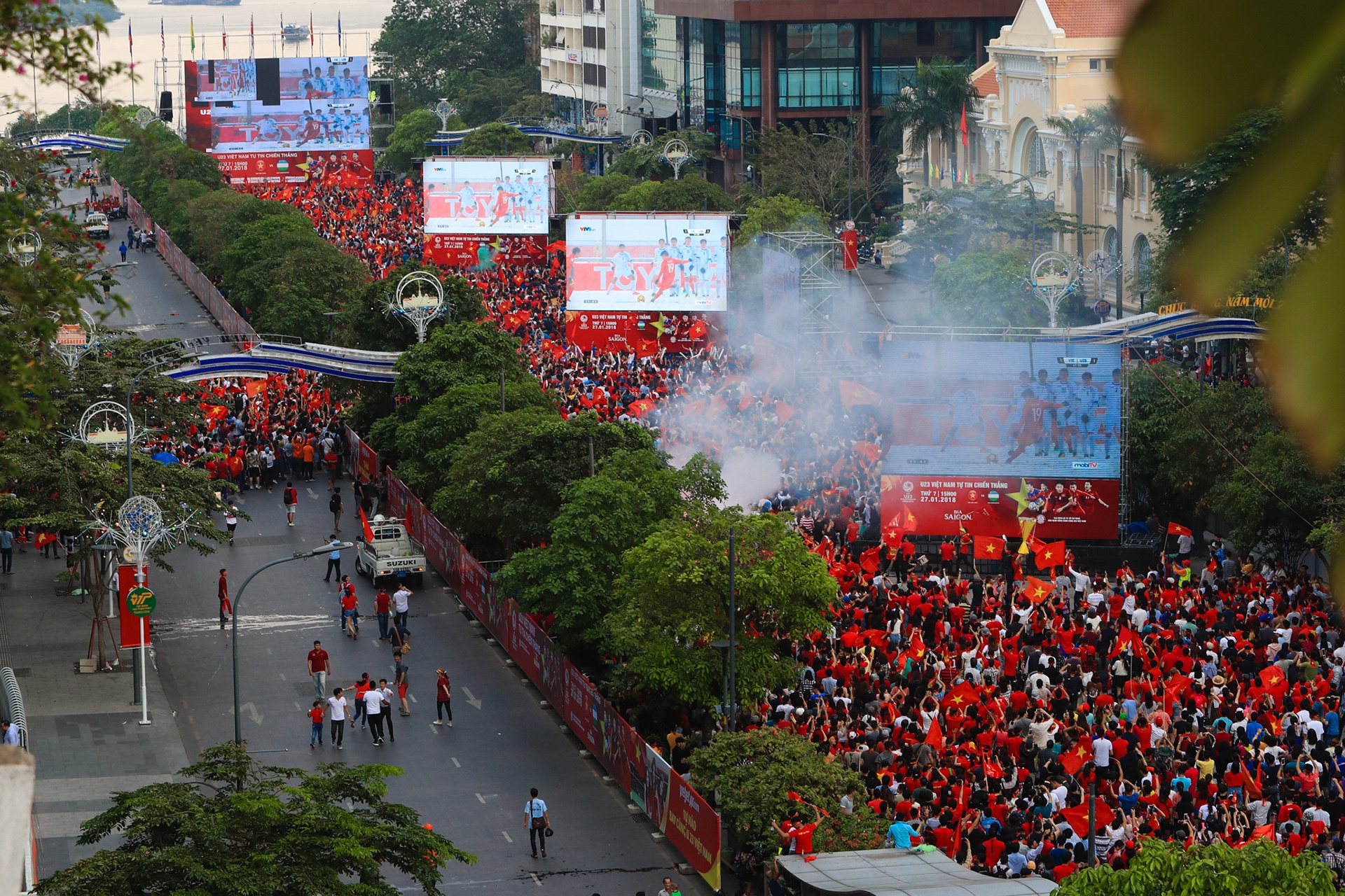 Xem U23 Viet Nam o pho di bo anh 8