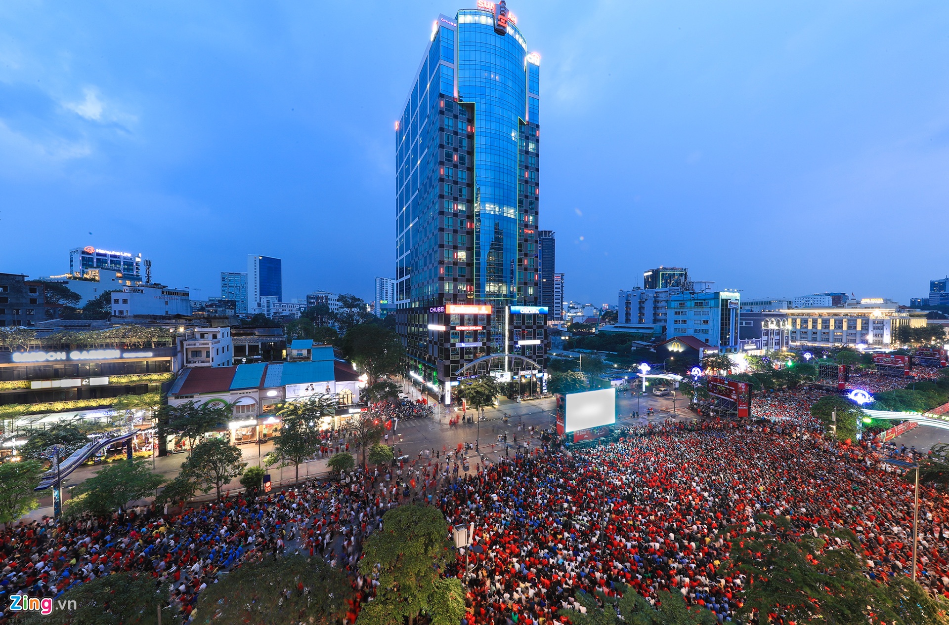 Xem U23 Viet Nam o pho di bo anh 10