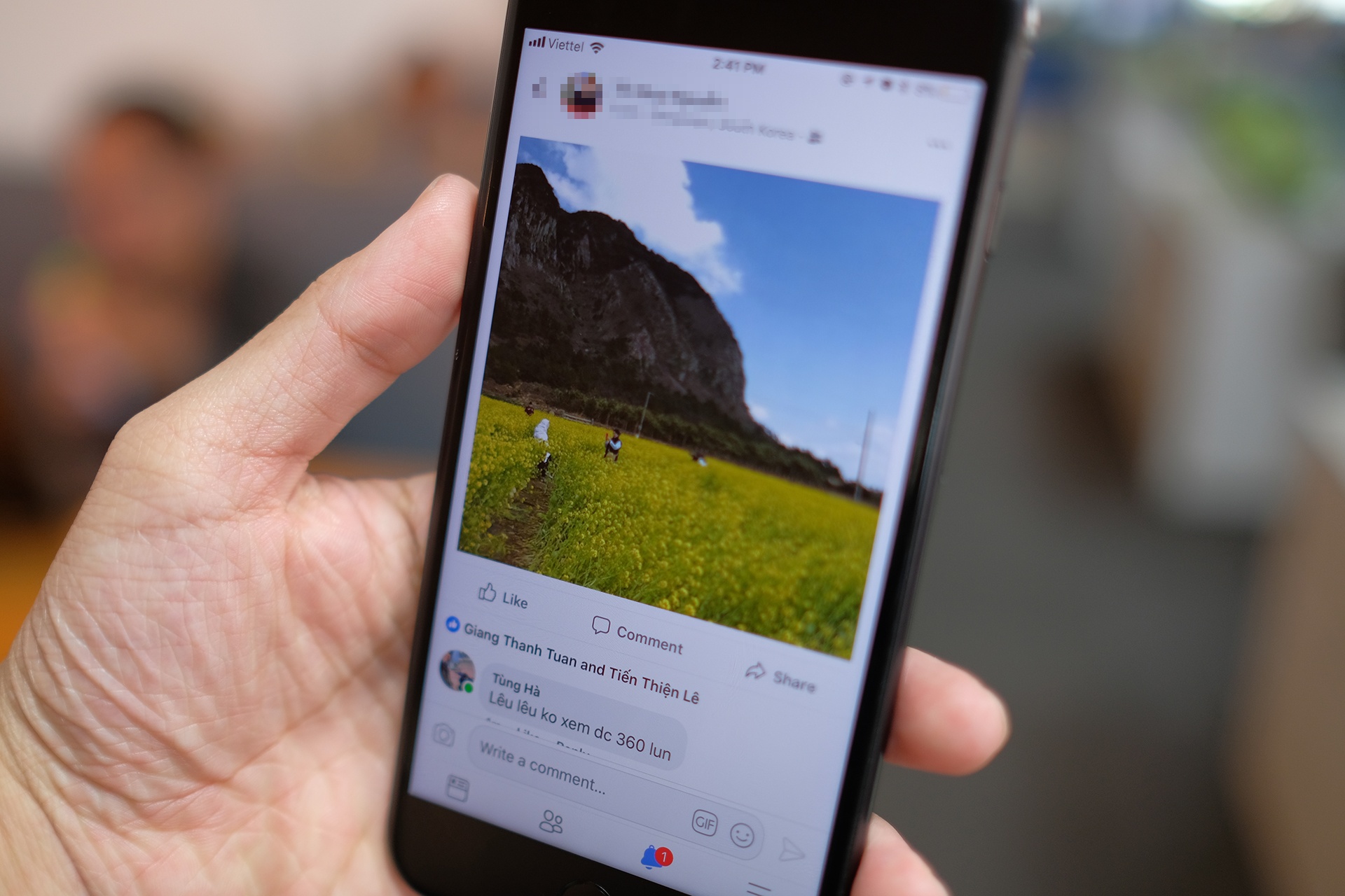Anh tu dien thoai dang len Facebook bi bop vuong hinh anh