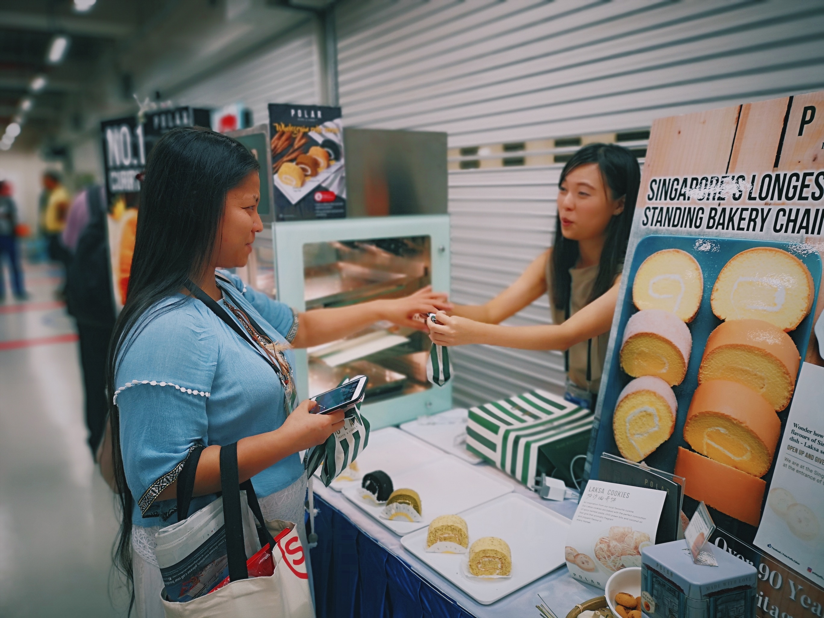 Cach chinh phu Singapore tiep dai hang nghin nguoi khong ton mot xu hinh anh