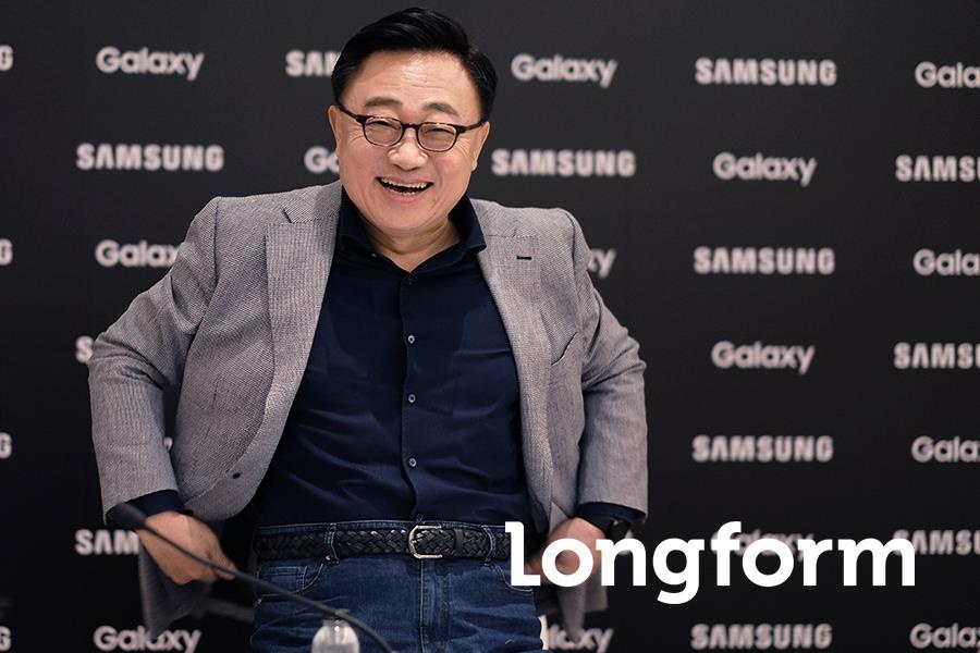 Chuyen chiec quan jeans va chien luoc moi cua Samsung hinh anh