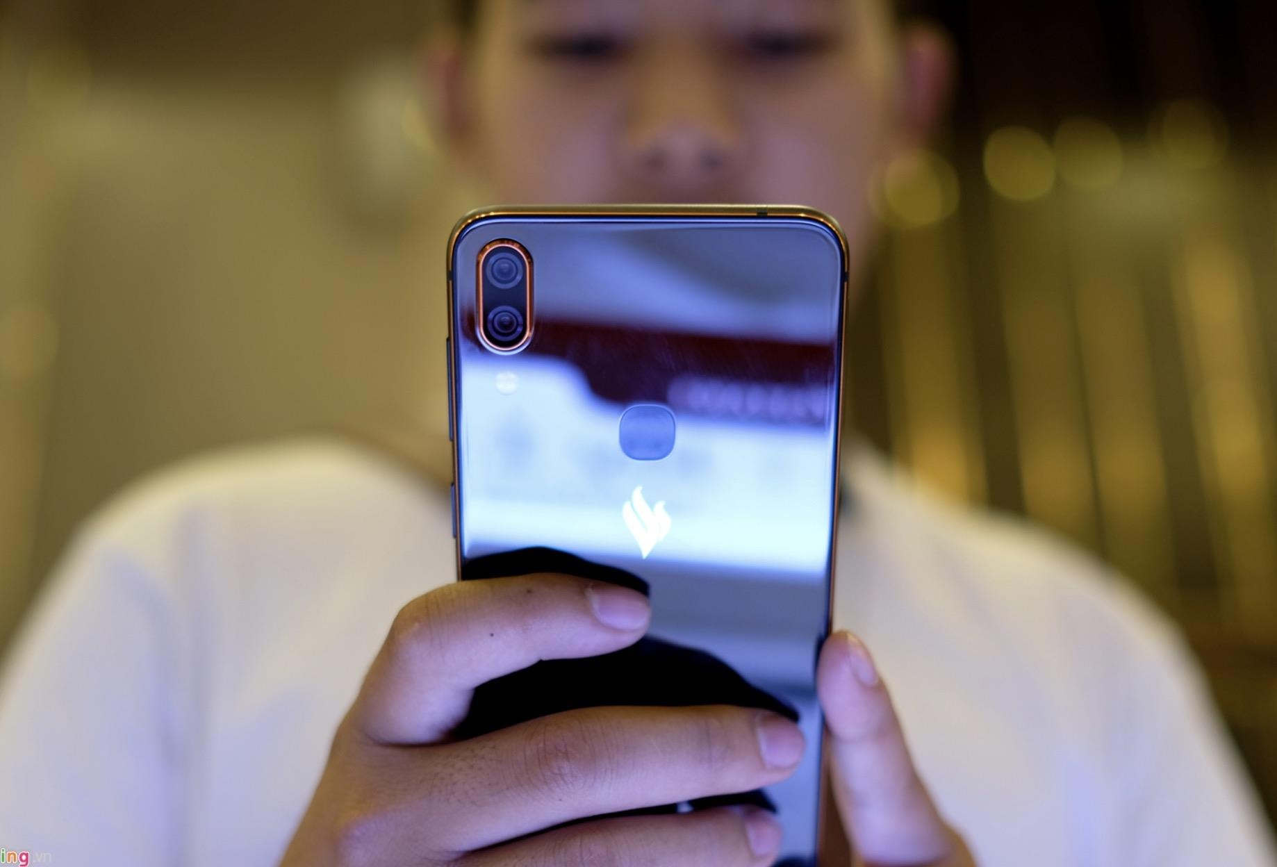 Dien thoai thuong hieu Viet va noi dau guc nga ngay tren san nha hinh anh