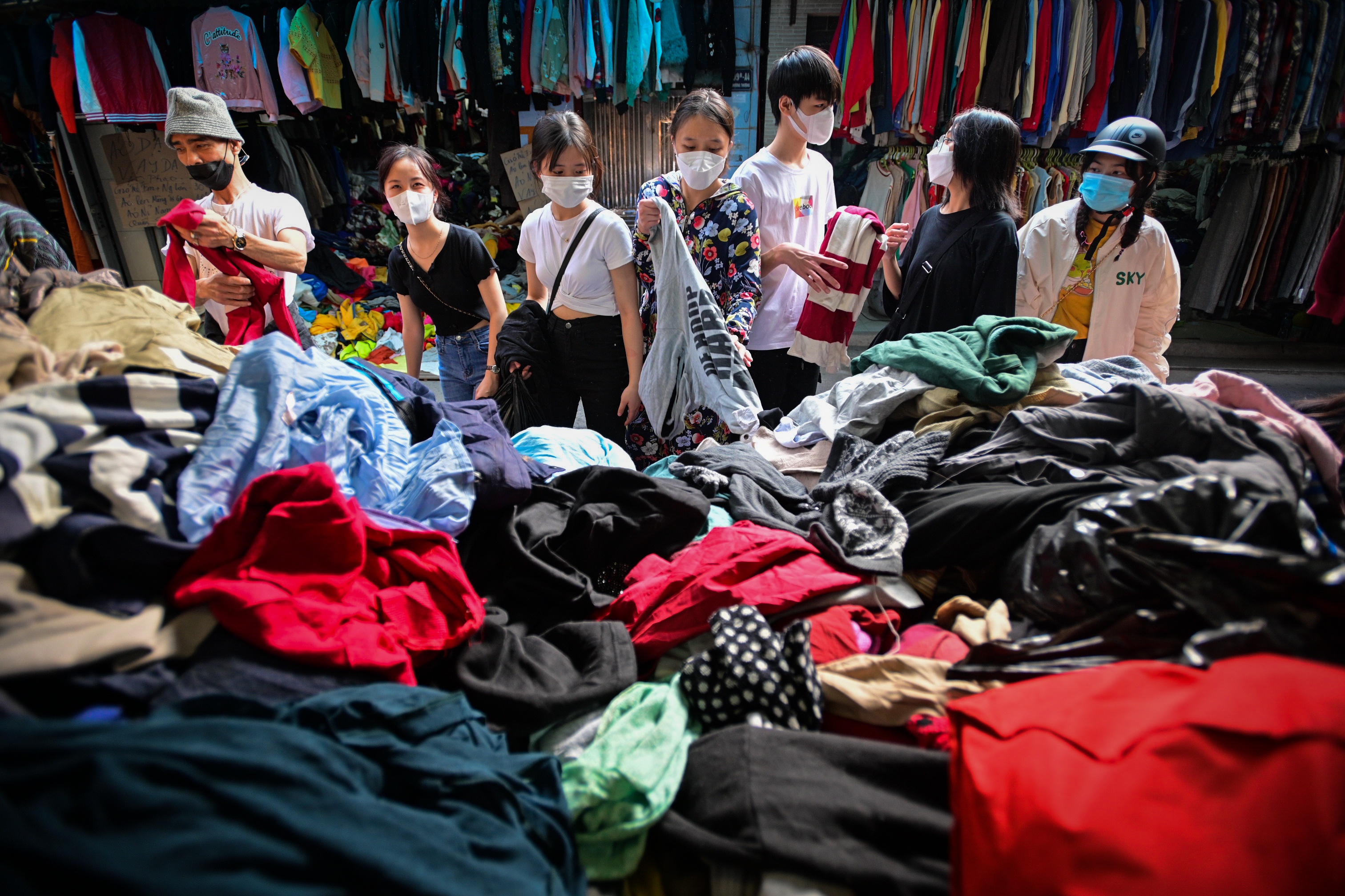 San thoi trang gia re o cho 'hang thung' Ha Noi hinh anh