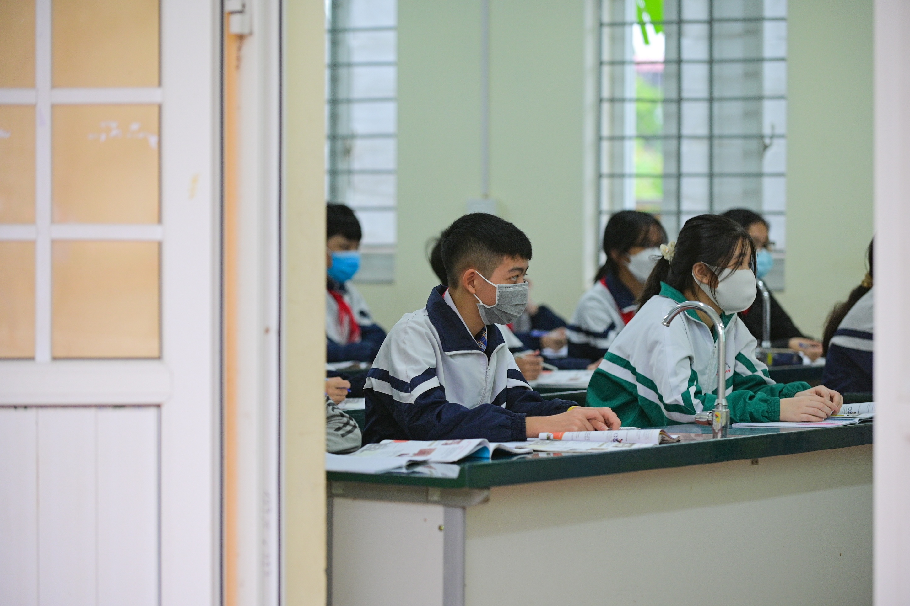 Hoc sinh tro lai truong anh 13