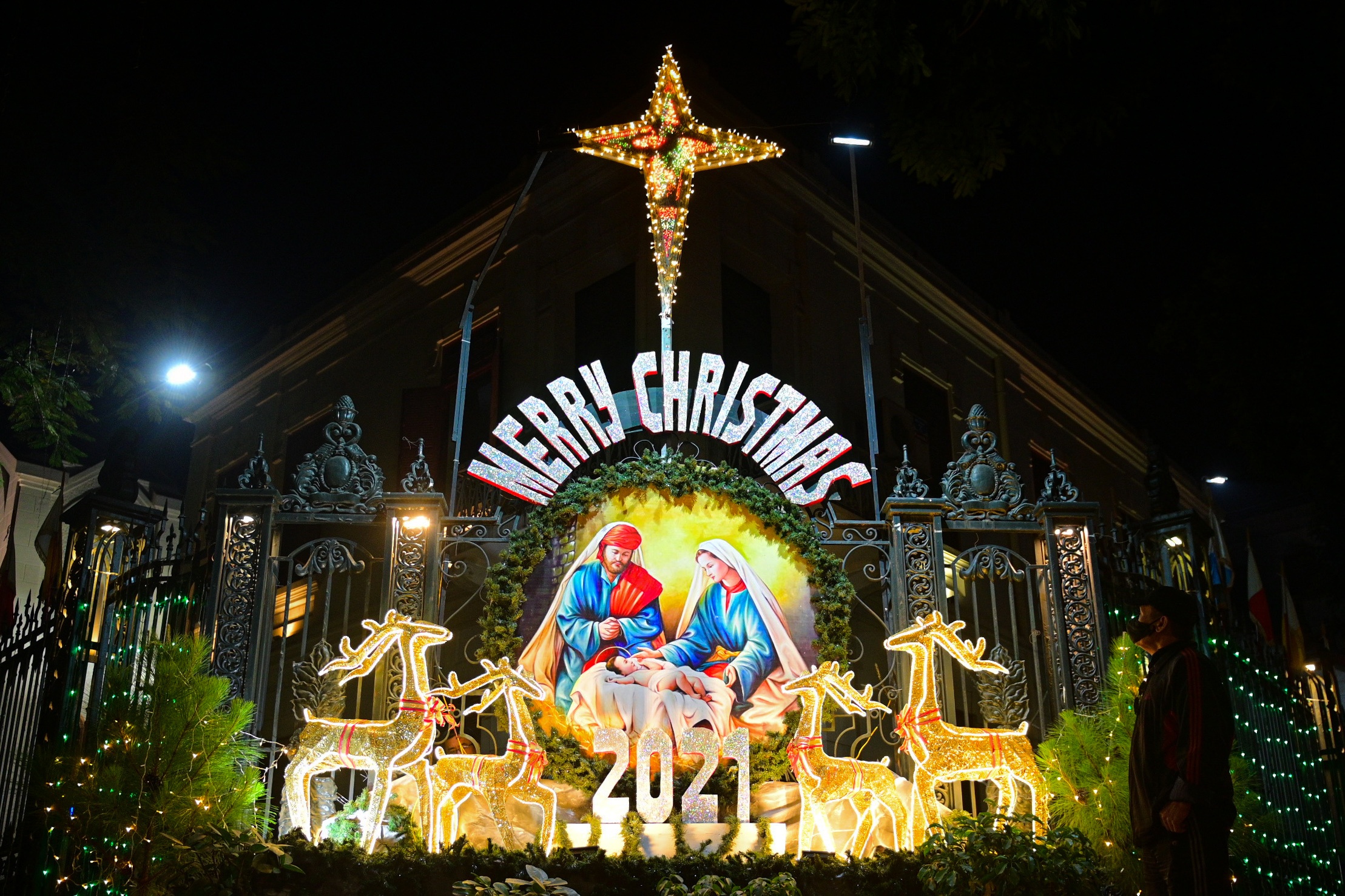 Ruc ro anh den don Giang sinh tai cac nha tho o Ha Noi hinh anh