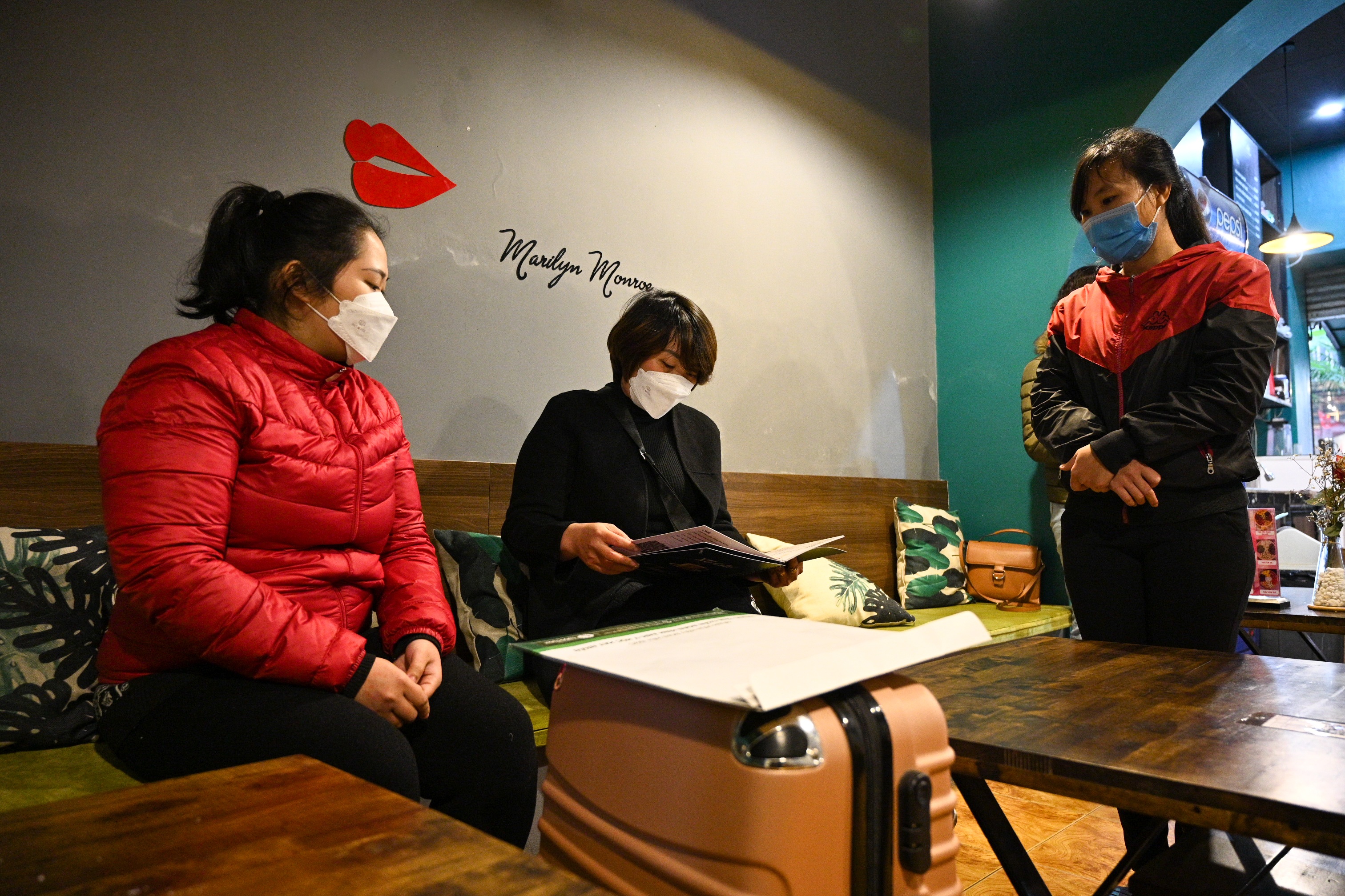 Hang quan quan trung tam Ha Noi vang ve khi phuc vu tai cho hinh anh