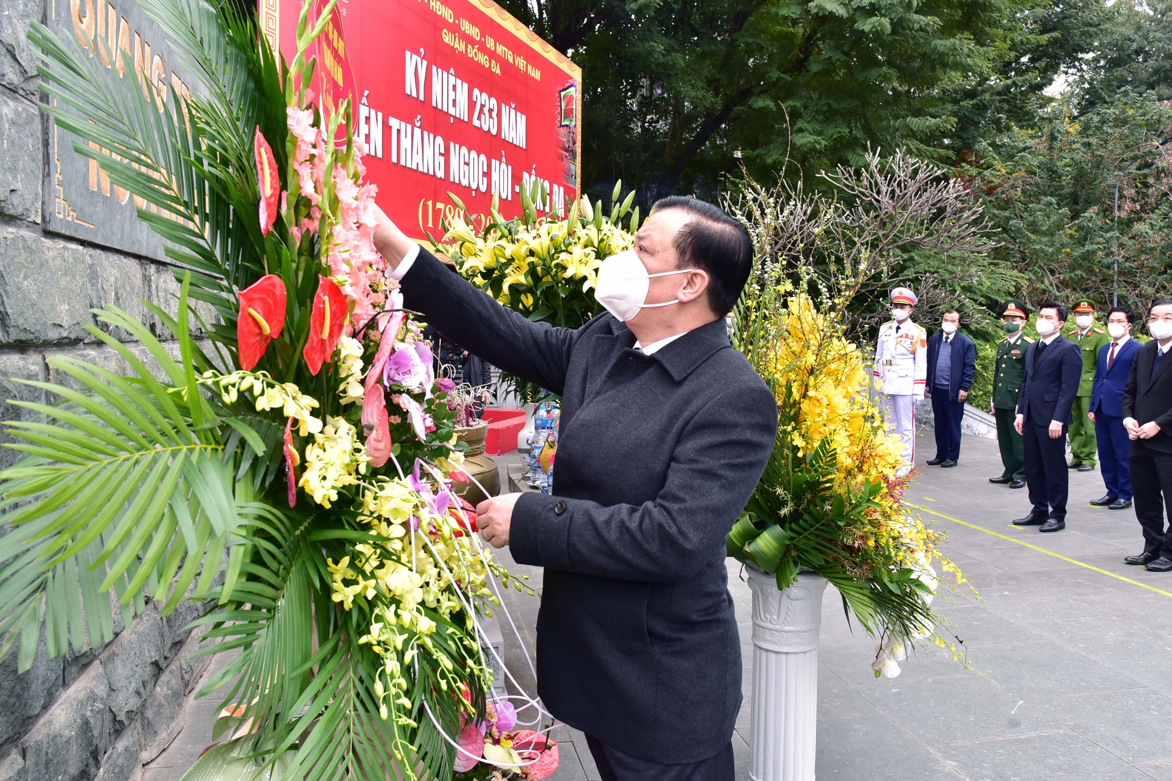 Le dang huong vua Quang Trung o di tich go Dong Da hinh anh