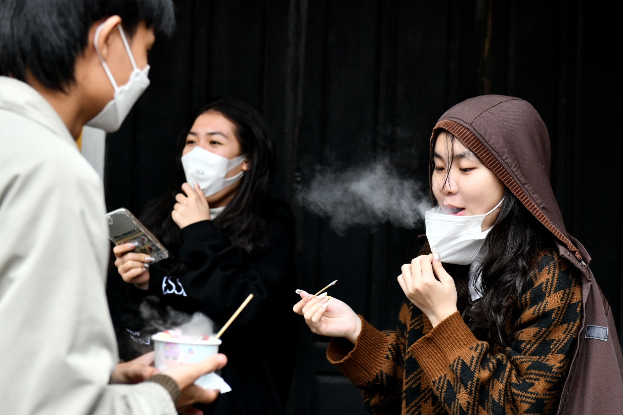 Gioi tre an kem khoi, xep hang mua nuoc thao moc o Hoi An hinh anh