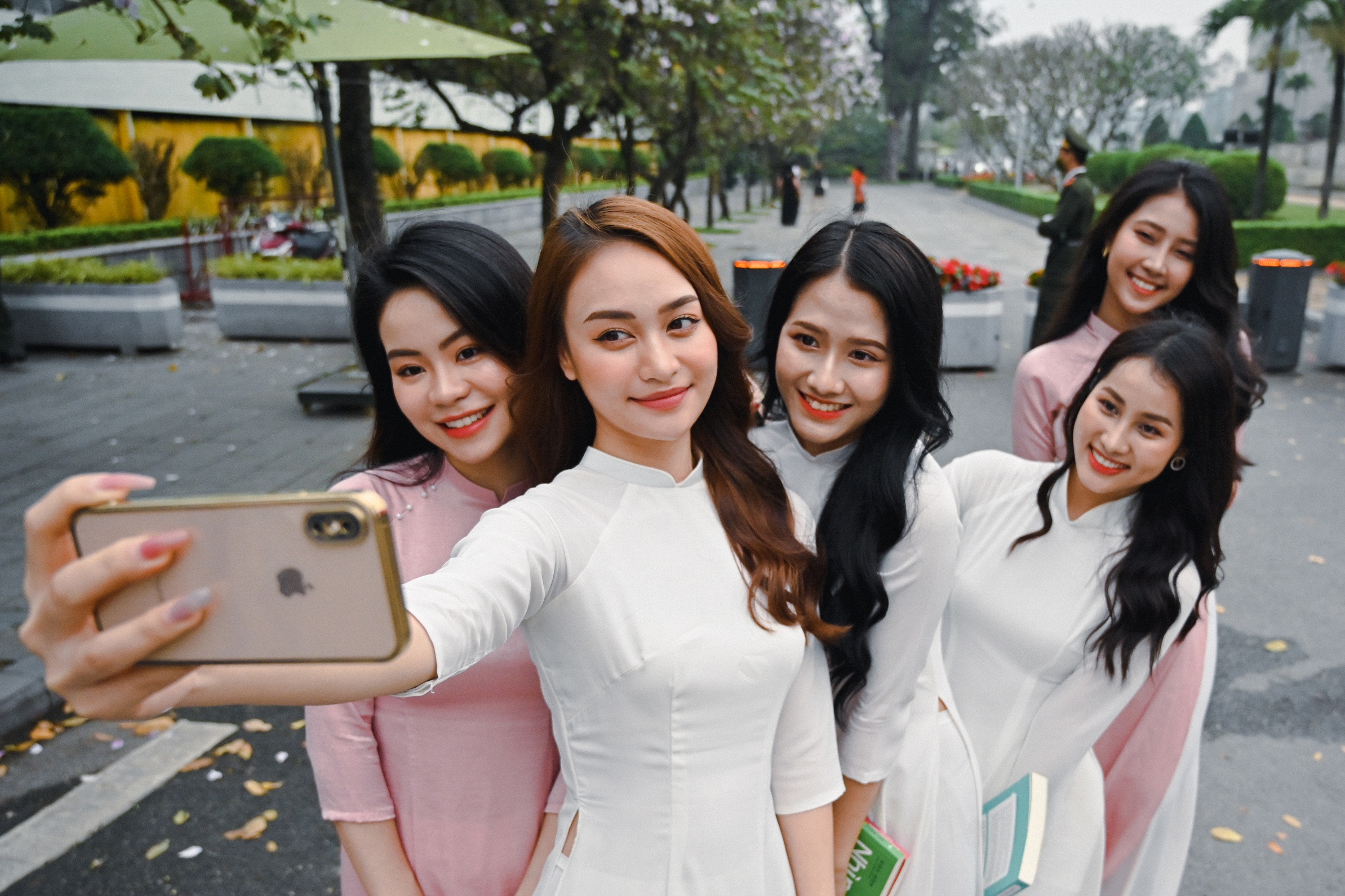 Gioi tre do ve con duong ngap sac hoa ban tim o Ha Noi hinh anh