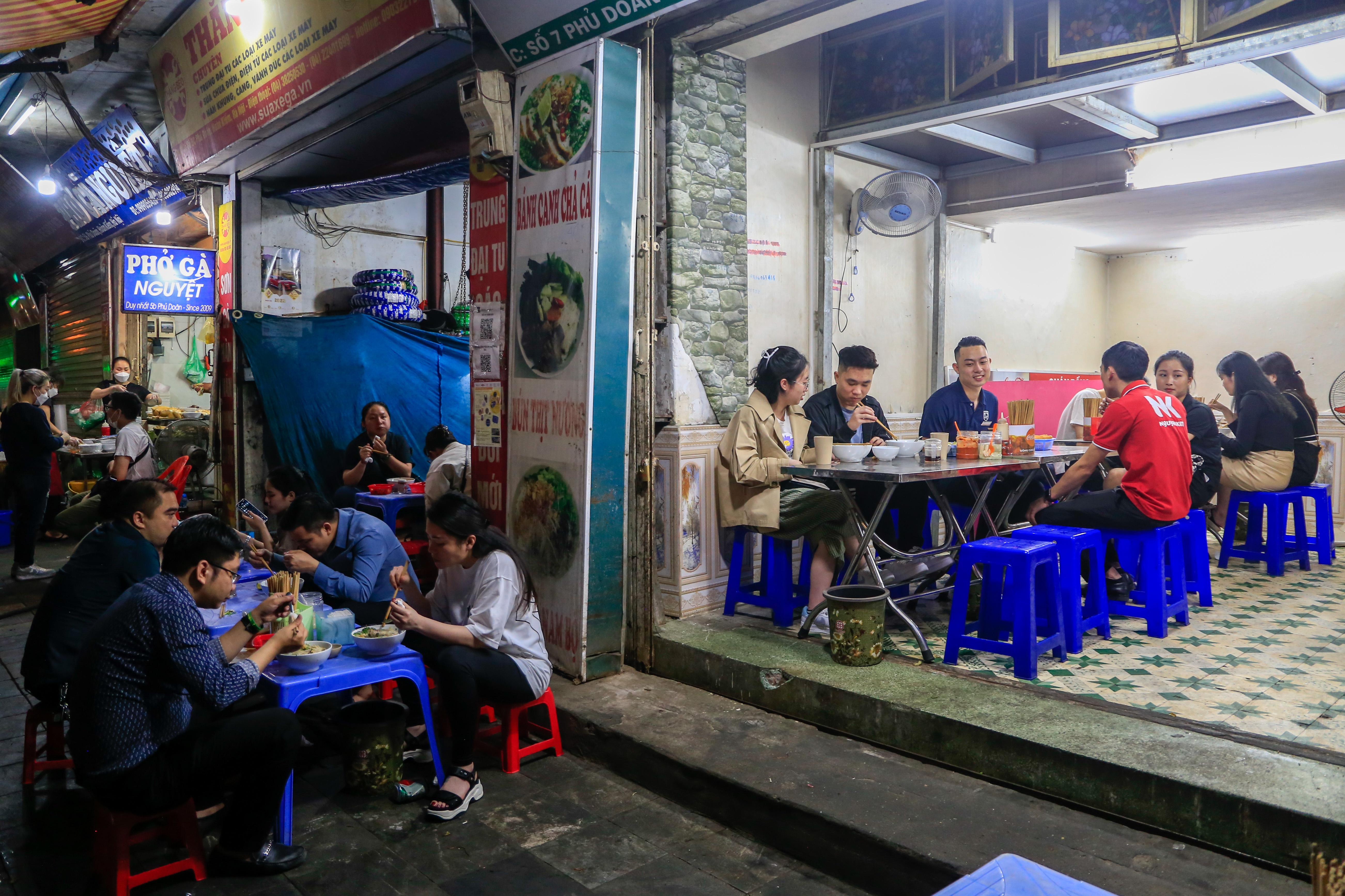 pho,  pho lau doi,  du khach anh 4