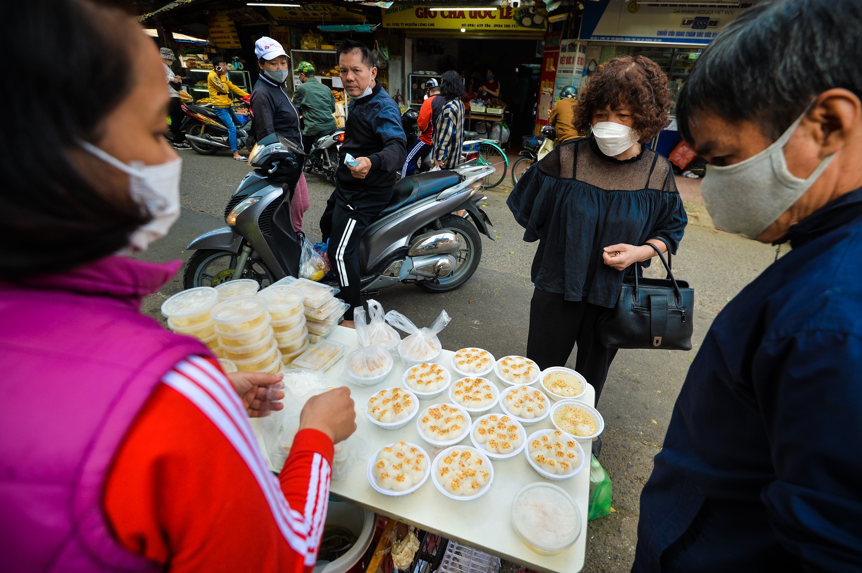 Banh troi, banh chay bay tran ra le duong moi goi khach hinh anh