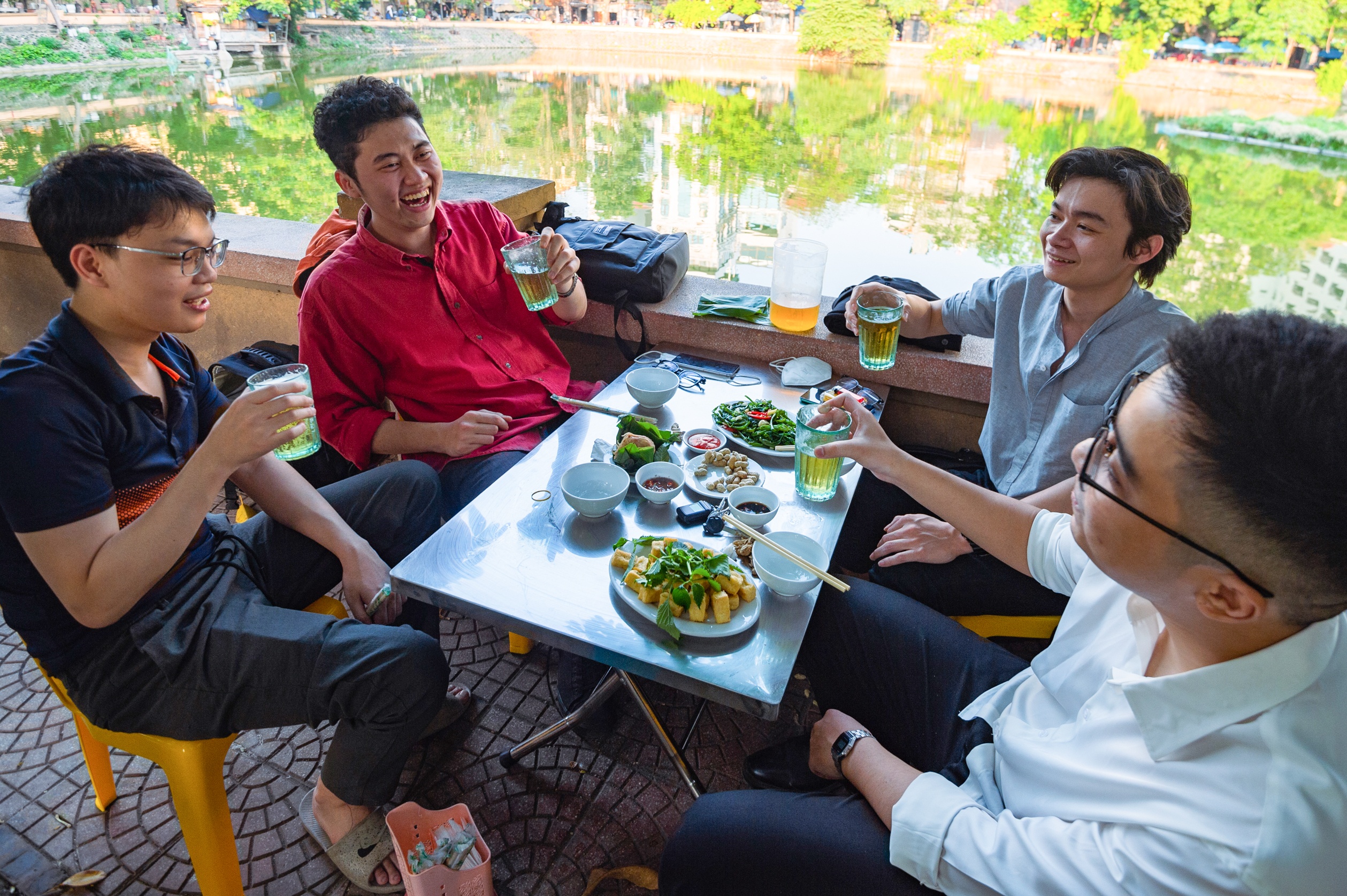 Cac quan nhau tai Ha Noi dong duc dau he hinh anh