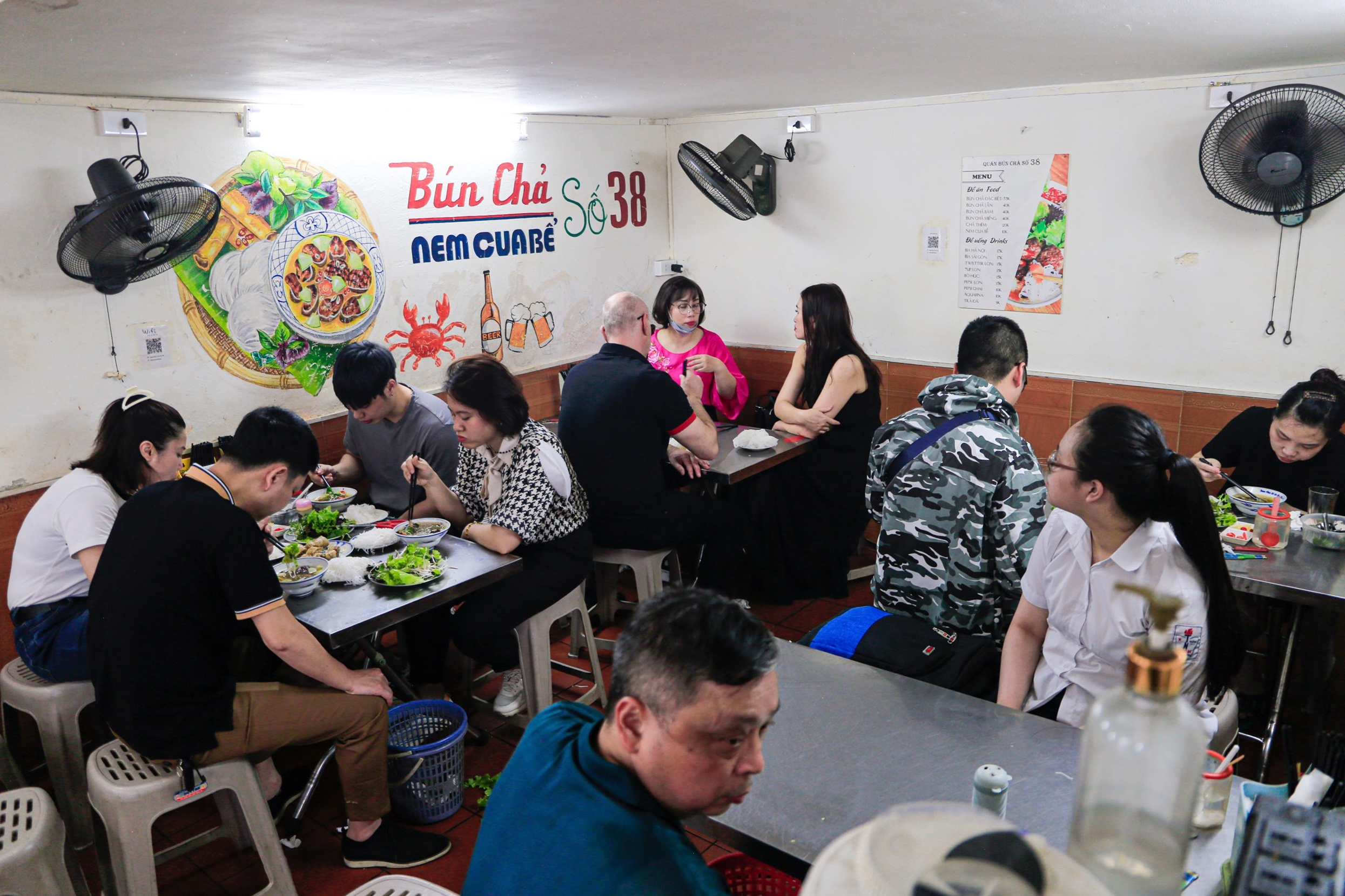 hang bun cha noi tieng,  shipper xep hang anh 11