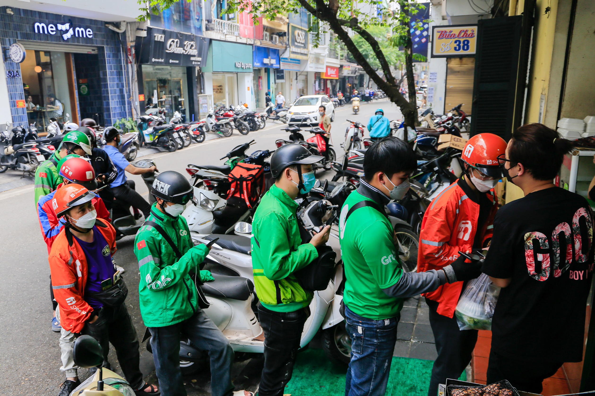 hang bun cha noi tieng,  shipper xep hang anh 1