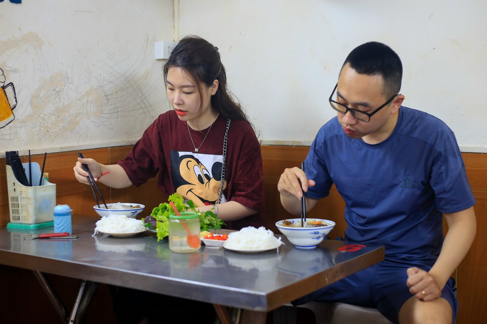 Hang bun cha o Ha Noi ban hang tram suat vao buoi trua hinh anh