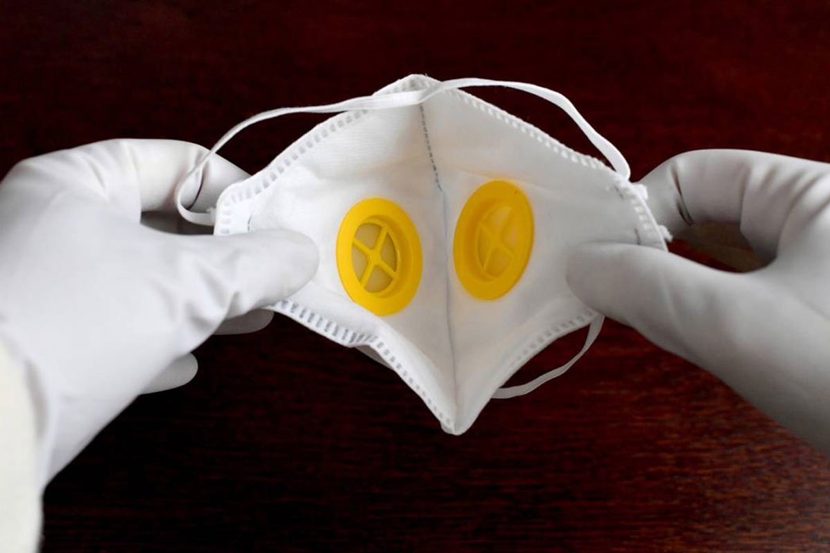 Sharp san xuat khau trang doi pho corona hinh anh