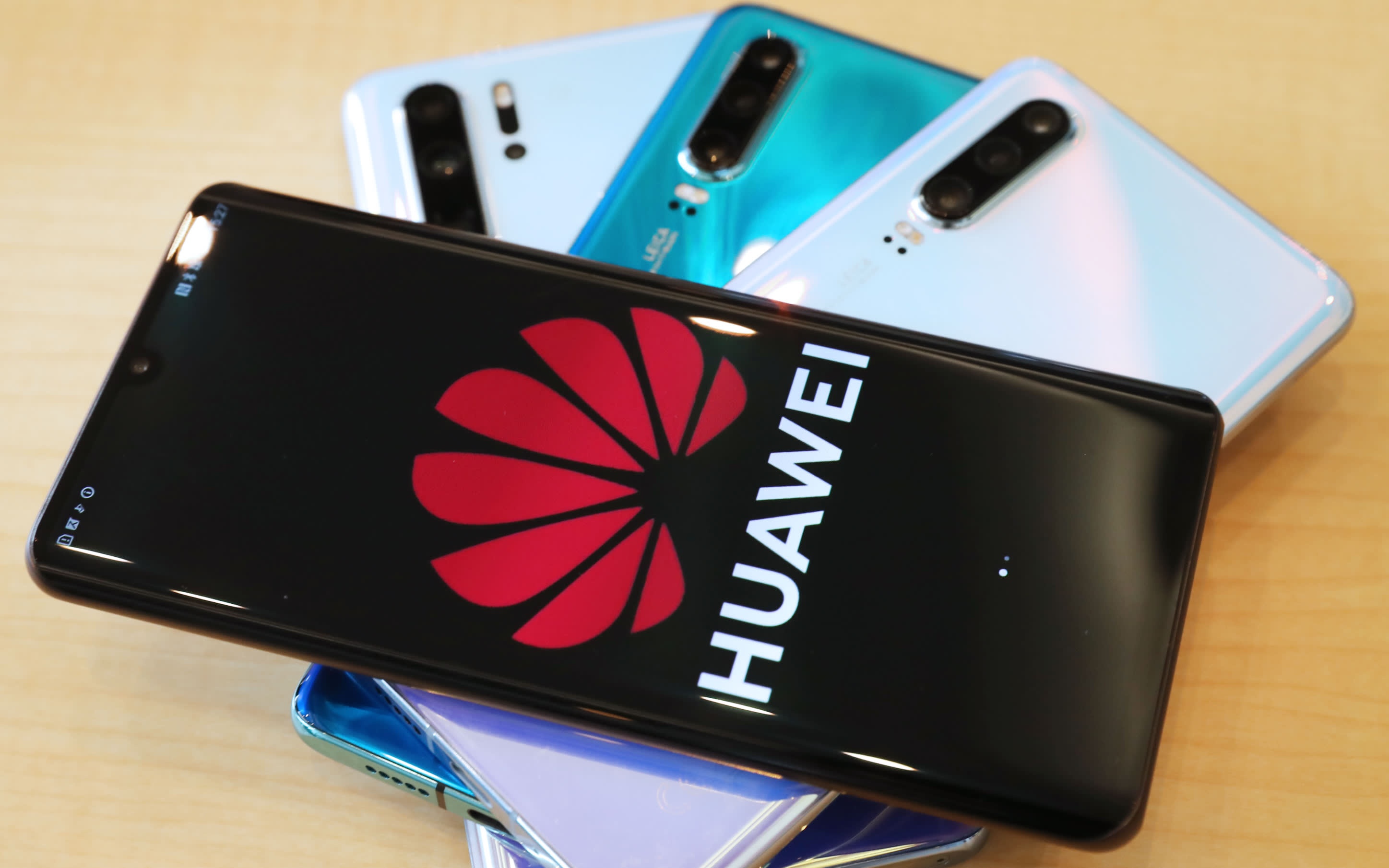 Smartphone Huawei co the cai app pho bien, khong can Google Play hinh anh
