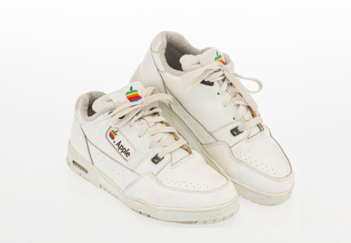 Giay the thao Apple dat hon ca iPhone hinh anh