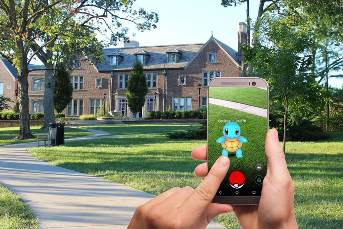 Cu ong 77 tuoi ra duong bat Pokemon bat chap lenh phong toa hinh anh