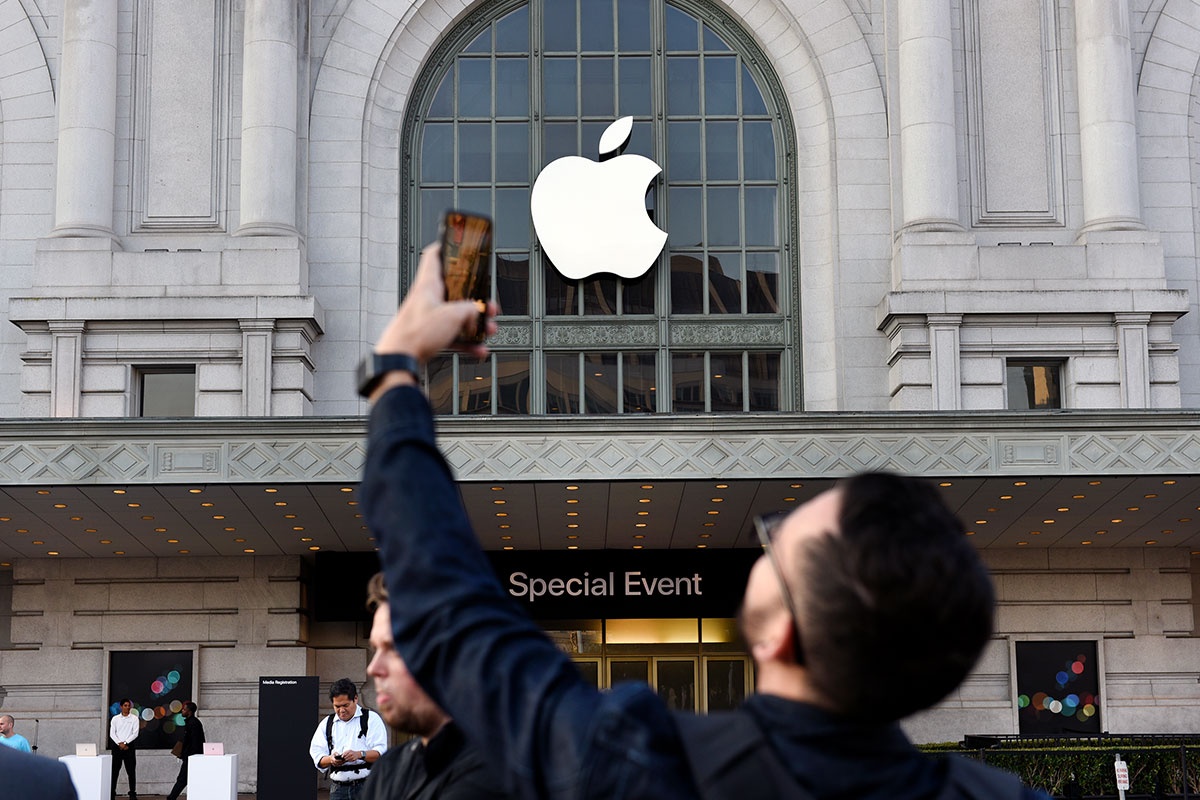 Lan dau tien Apple pha le hinh anh