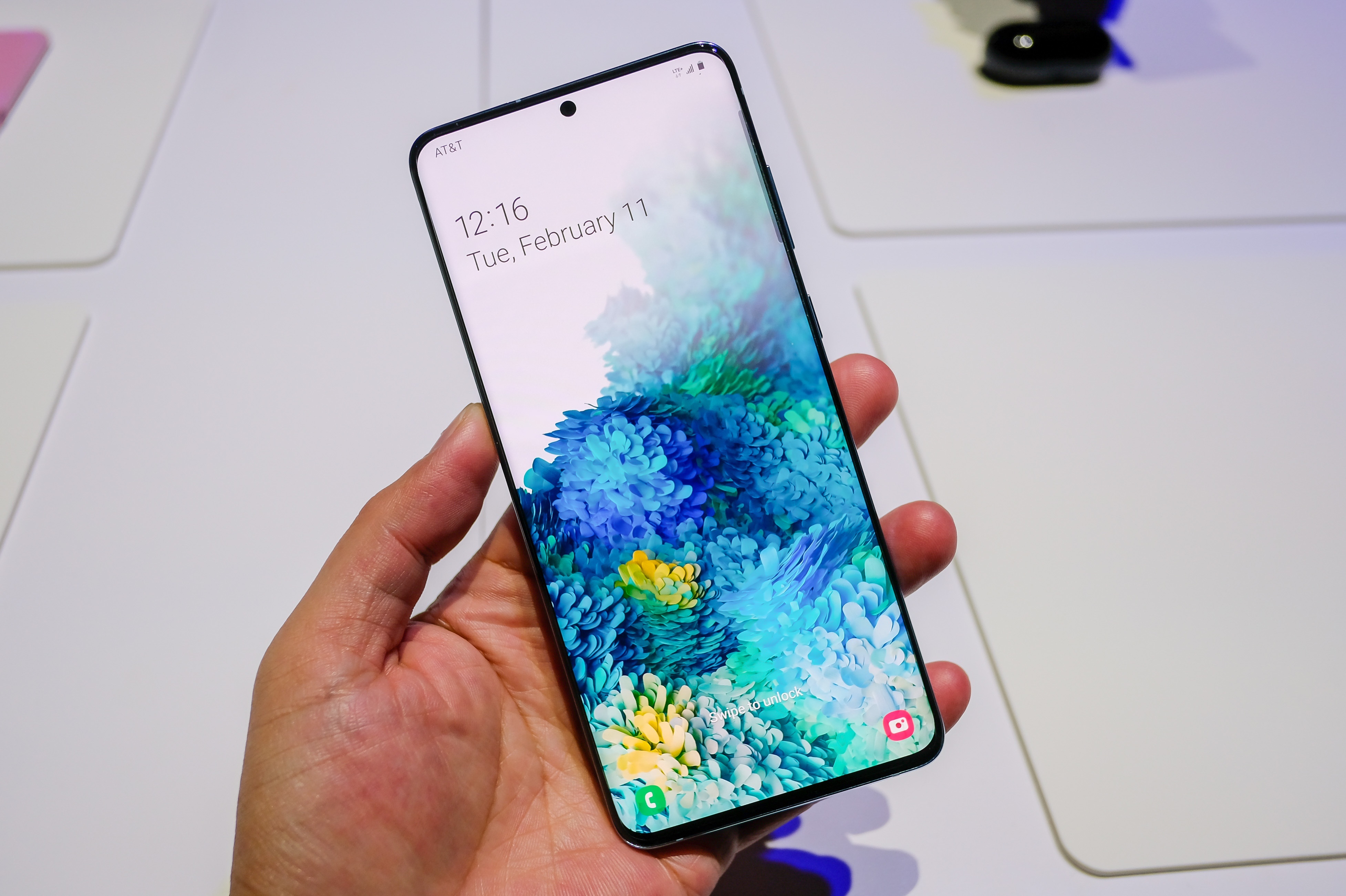 thiet ke smartphone voi camera selfie tho thut da het thoi anh 3