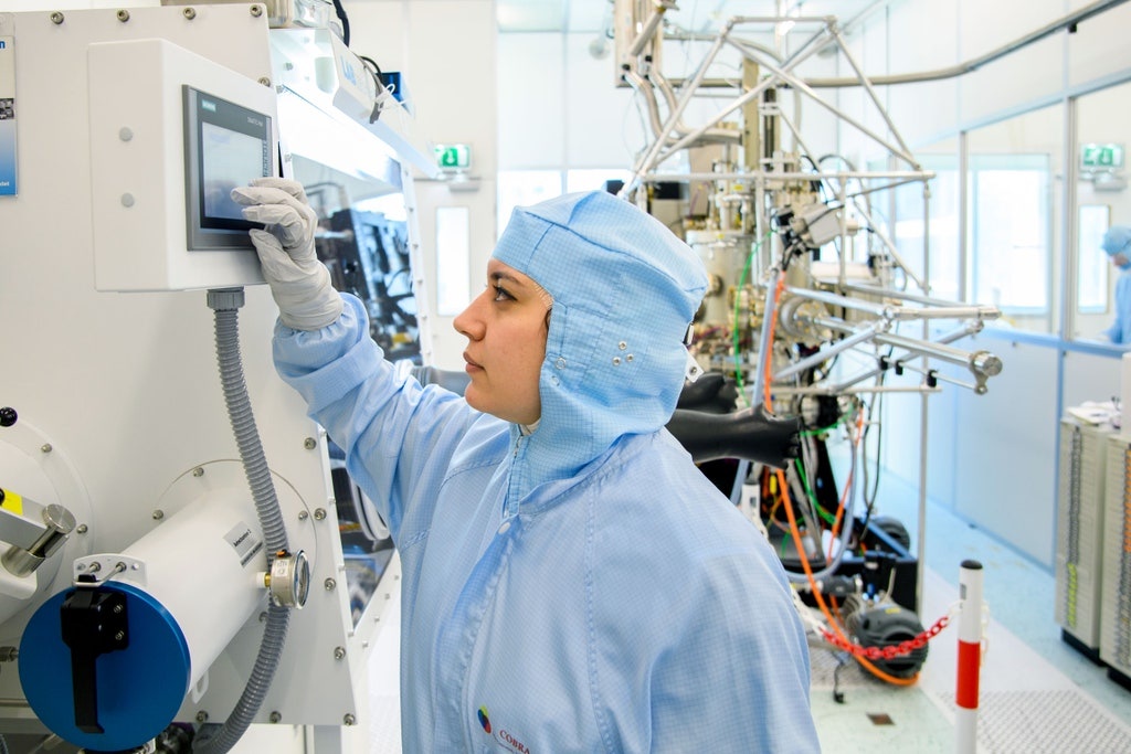 tim ra cach duy tri dinh luat moore anh 3