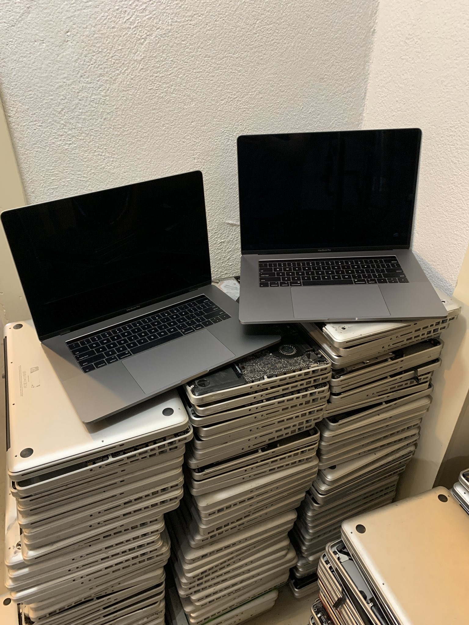 Con chip bien MacBook Pro 3.000 USD thanh cuc gach hinh anh