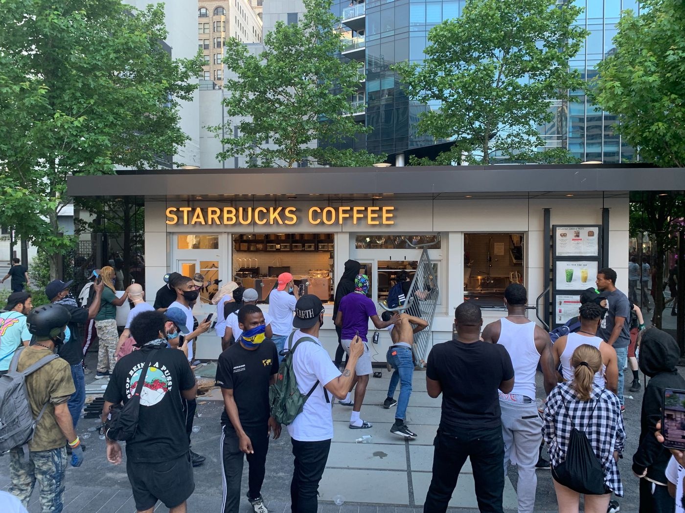 dap pha Apple Store lay iPhone anh 2