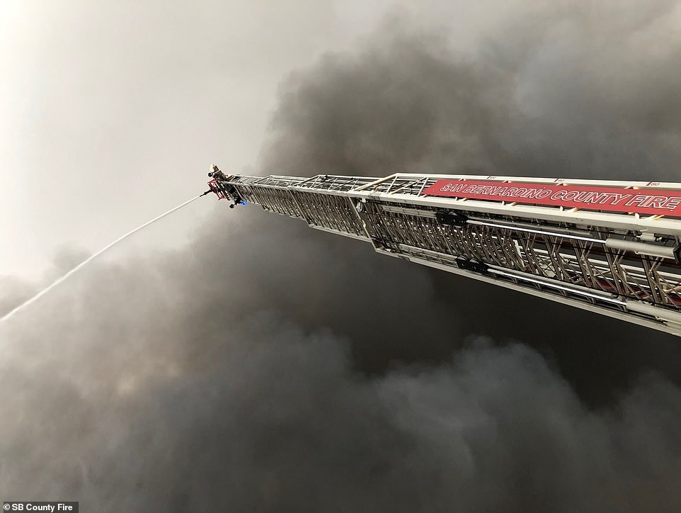 Linh cuu hoa dap tat lua tai kho hang Amazon anh 5