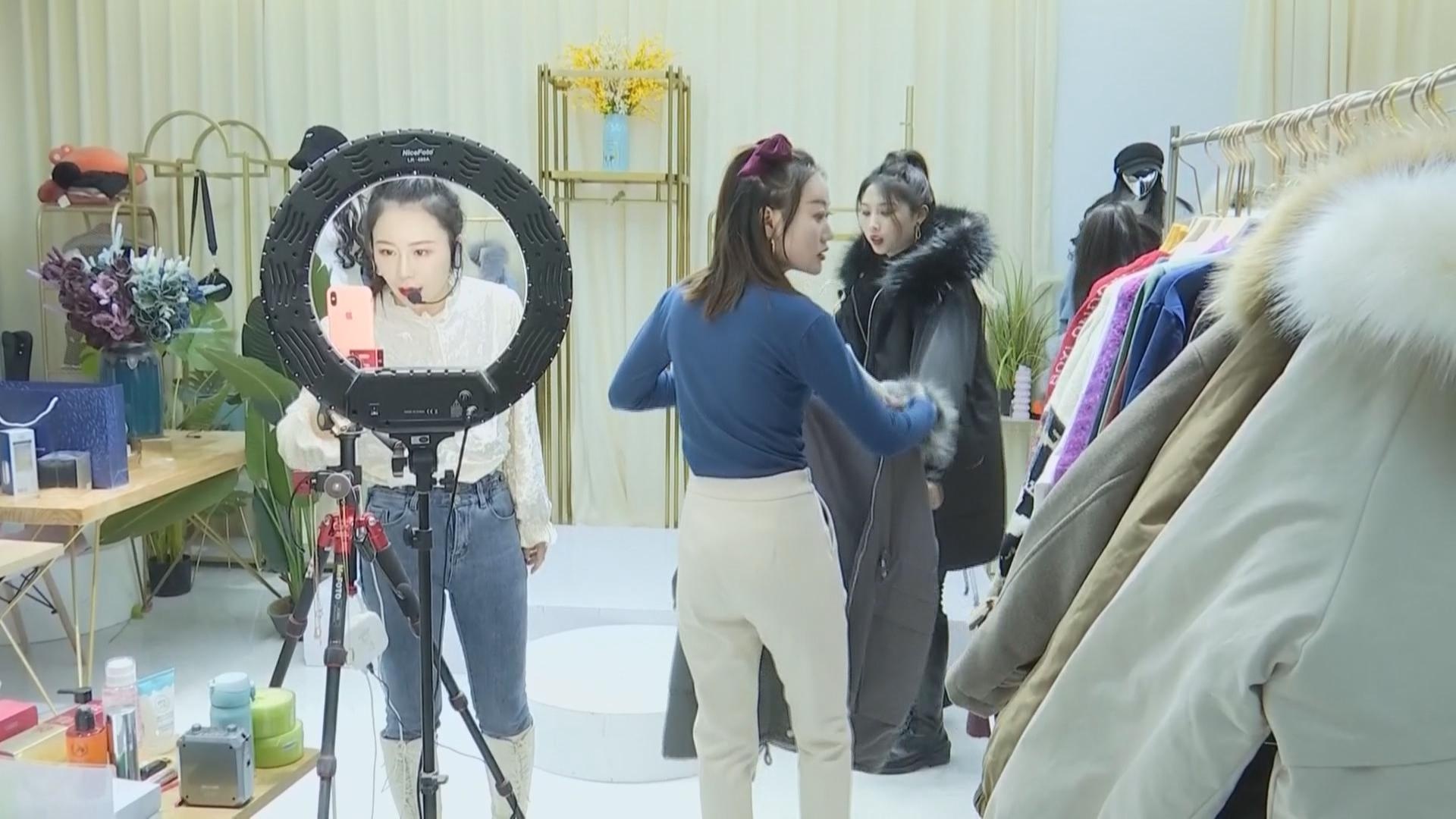 ban xe tai,  bao hiem,  ten lua thong qua livestream anh 4