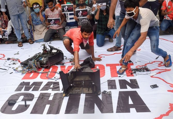 Canh tuong nguoi An Do dap pha hang Trung Quoc hinh anh