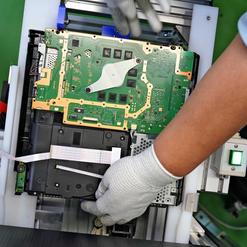 vu khi cua sony trong viec san xuat may choi game playstation 4 anh 6