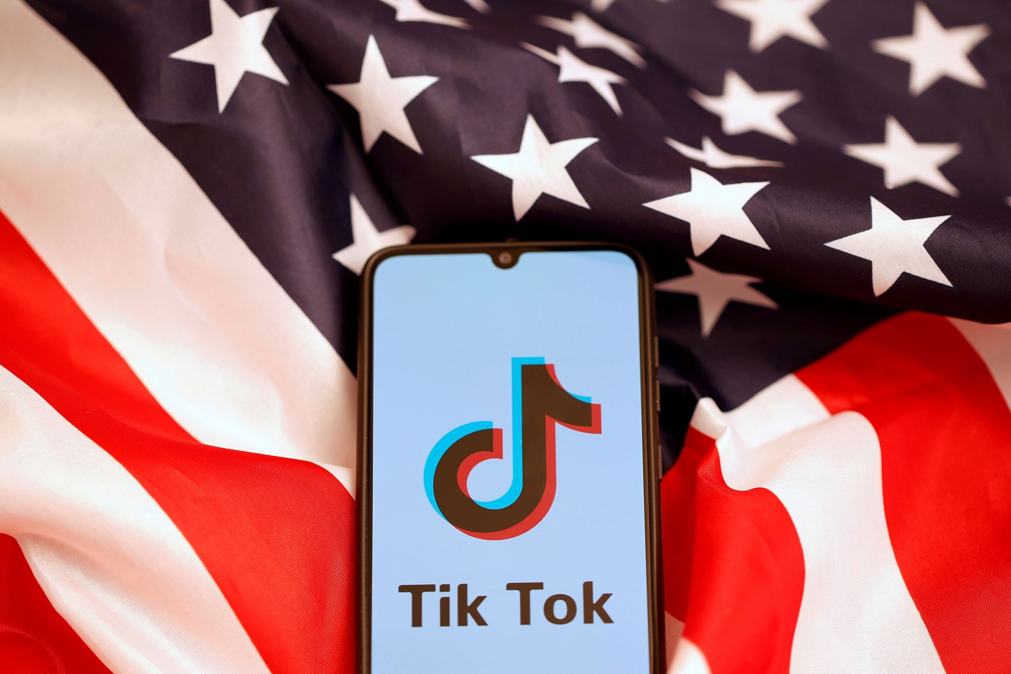 TikTok co the tro thanh cong ty My de tranh bi cam hoat dong hinh anh