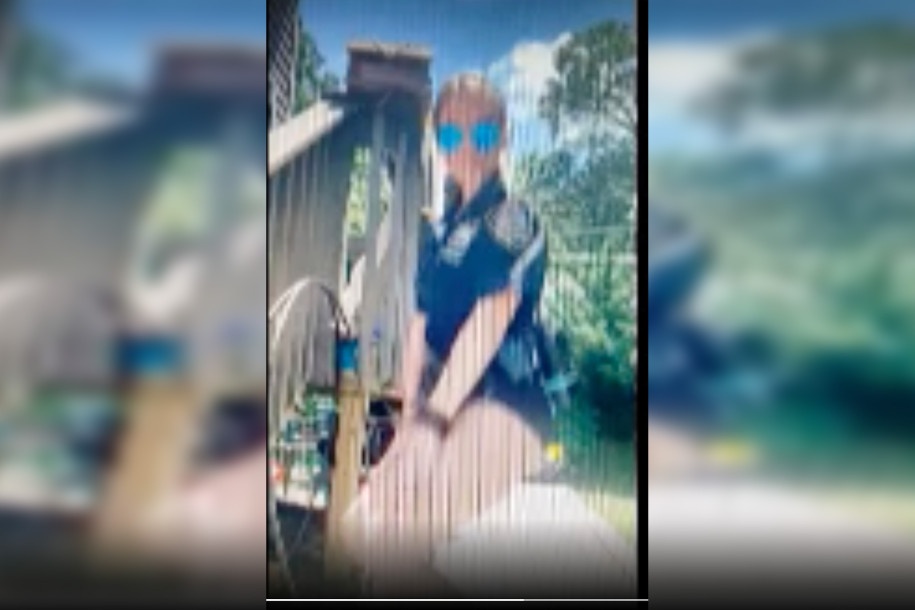 Nu canh sat My dang video goi cam len TikTok bi phan ung hinh anh